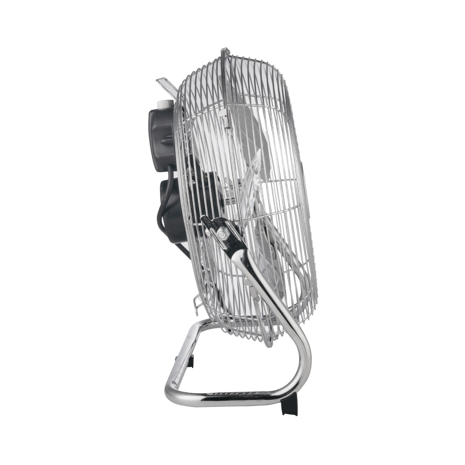 Ventilador eléctrico cromado. El ventilador tiene una jaula y una base curvada. Está inclinado hacia la derecha.
