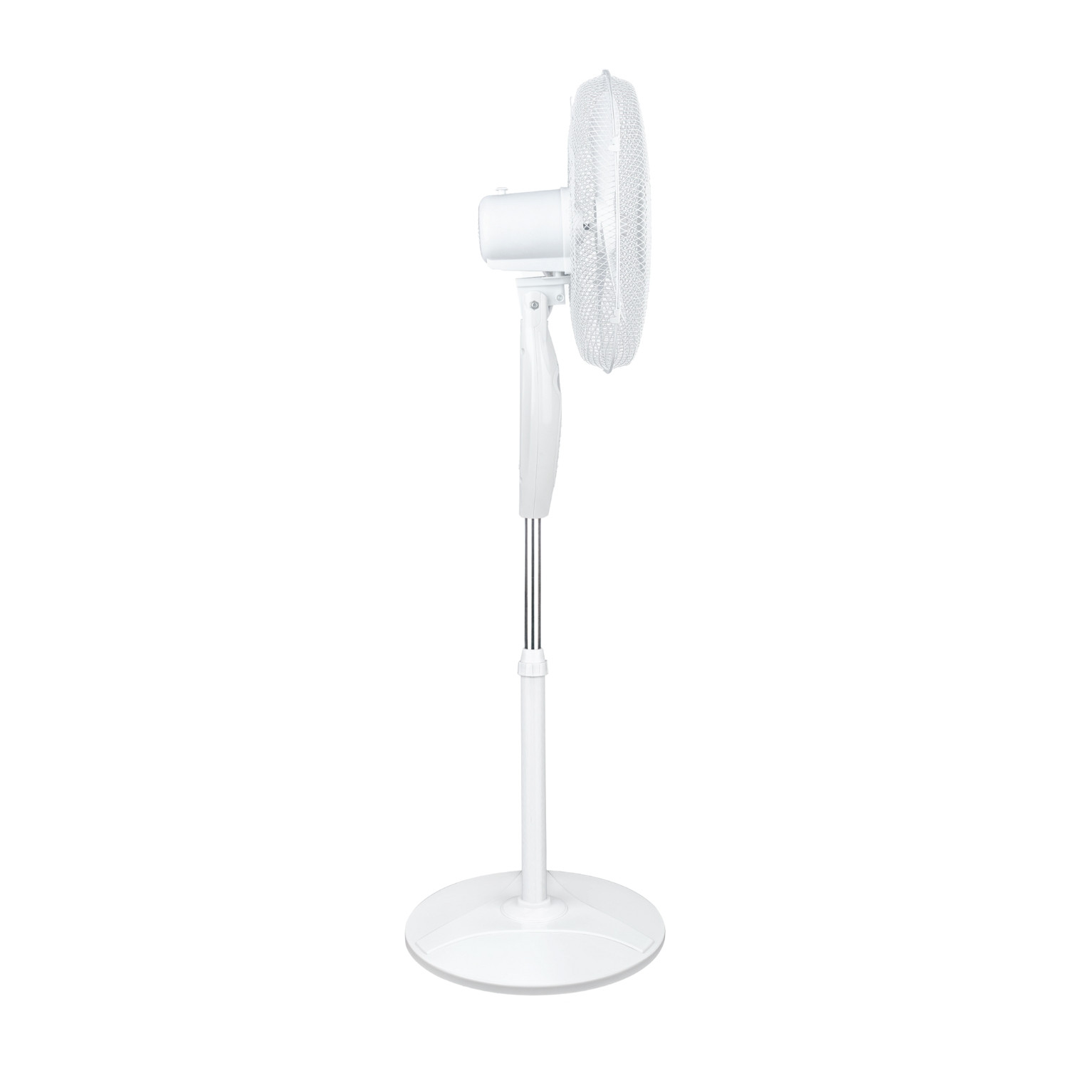 Un ventilador de pie blanco, con base circular, un poste plateado y una cabeza de ventilador blanca.