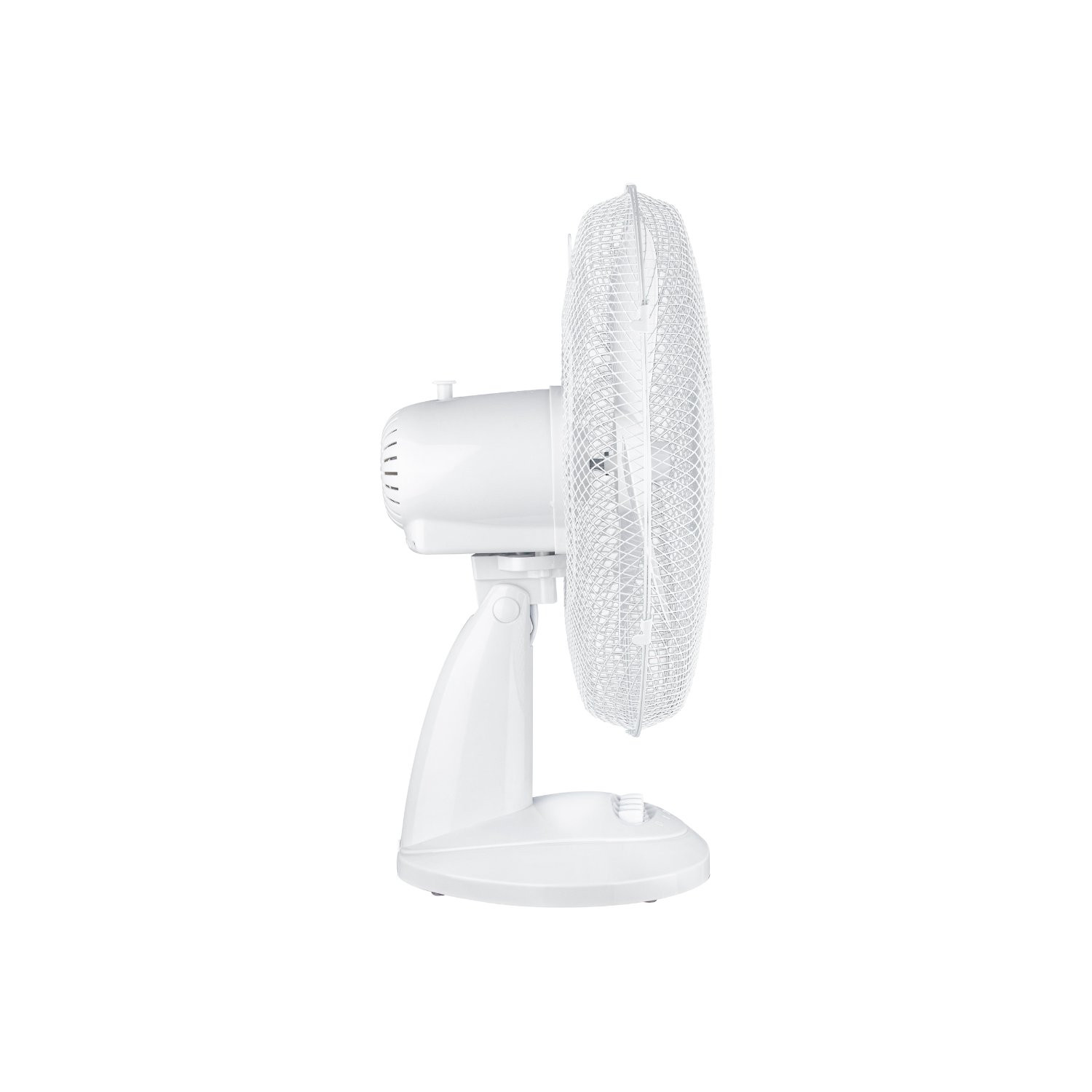 Un ventilador blanco, vista lateral, con aspas y una rejilla, sobre un fondo blanco.