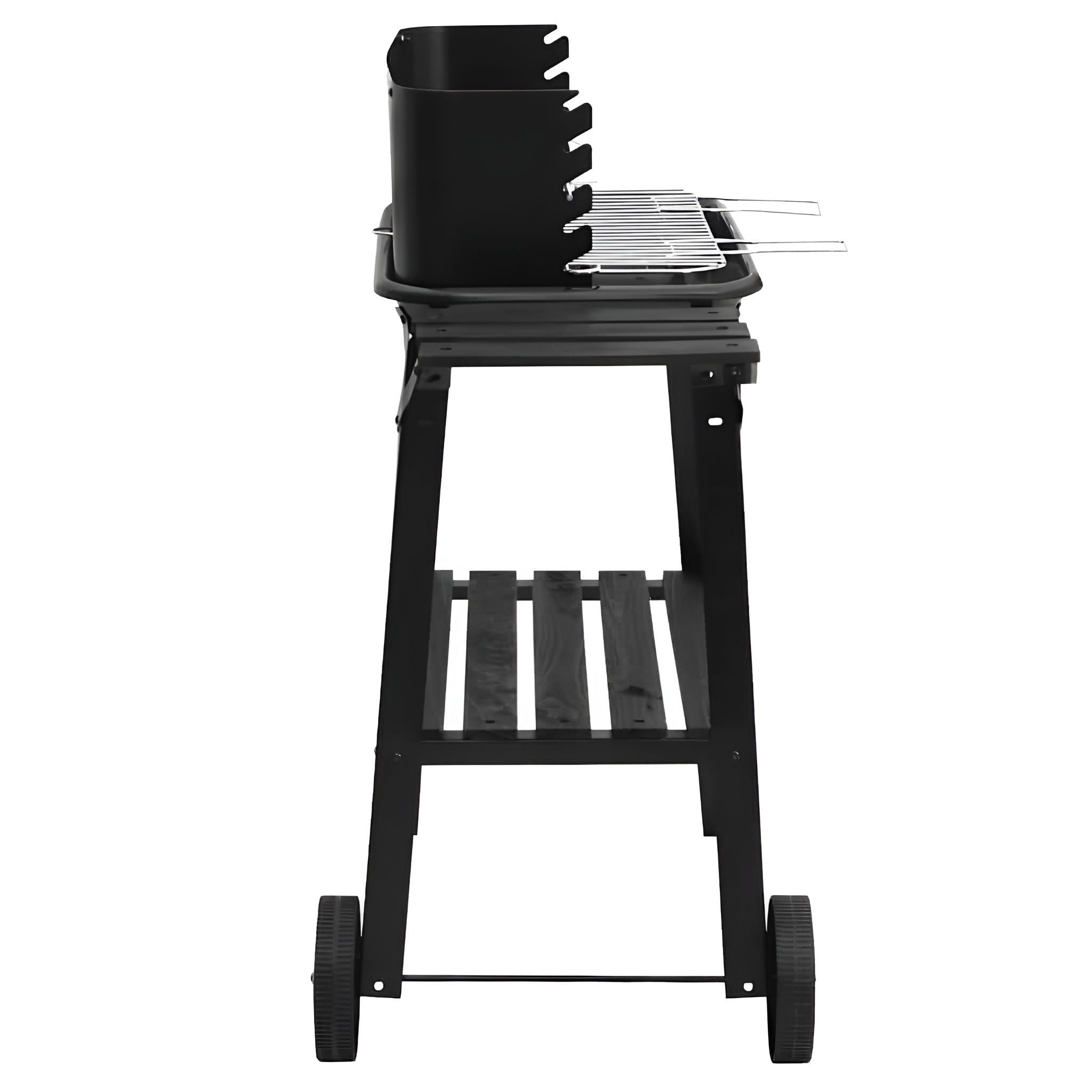 Schwarzer Grill auf einem schwarzen Ständer. Zwei Räder unten. Weißer Hintergrund.