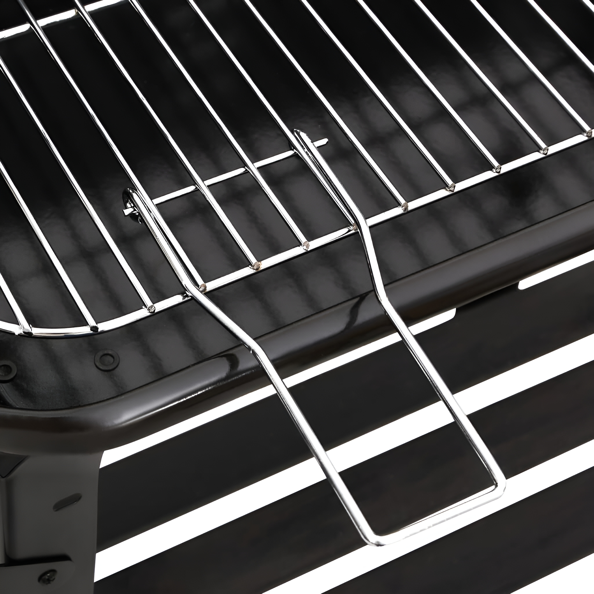 Nahaufnahme eines schwarzen Grillrosts mit Griff, vor weißem Hintergrund.