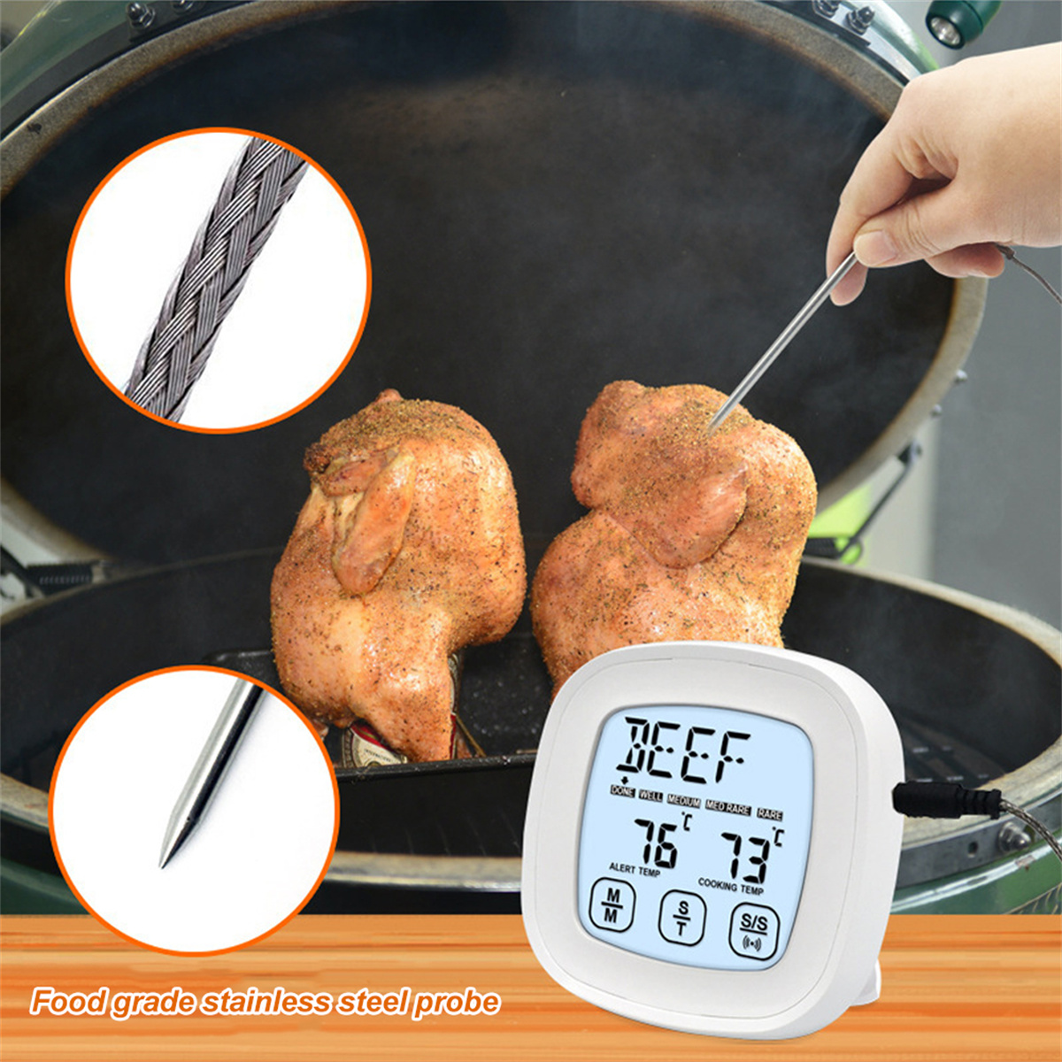 Digitales Fleischthermometer mit Sonden in gegrilltes Huhn gesteckt. Anzeige zeigt Messwerte.