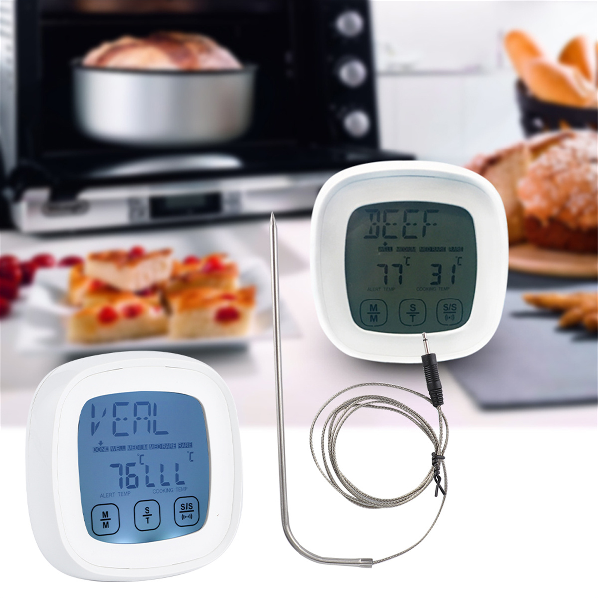 Zwei digitale Thermometer mit Sonden. Eines zeigt VEAL bei 76°C, das andere BEEF bei 77°C an. Hintergrund: Ofen, Essen.