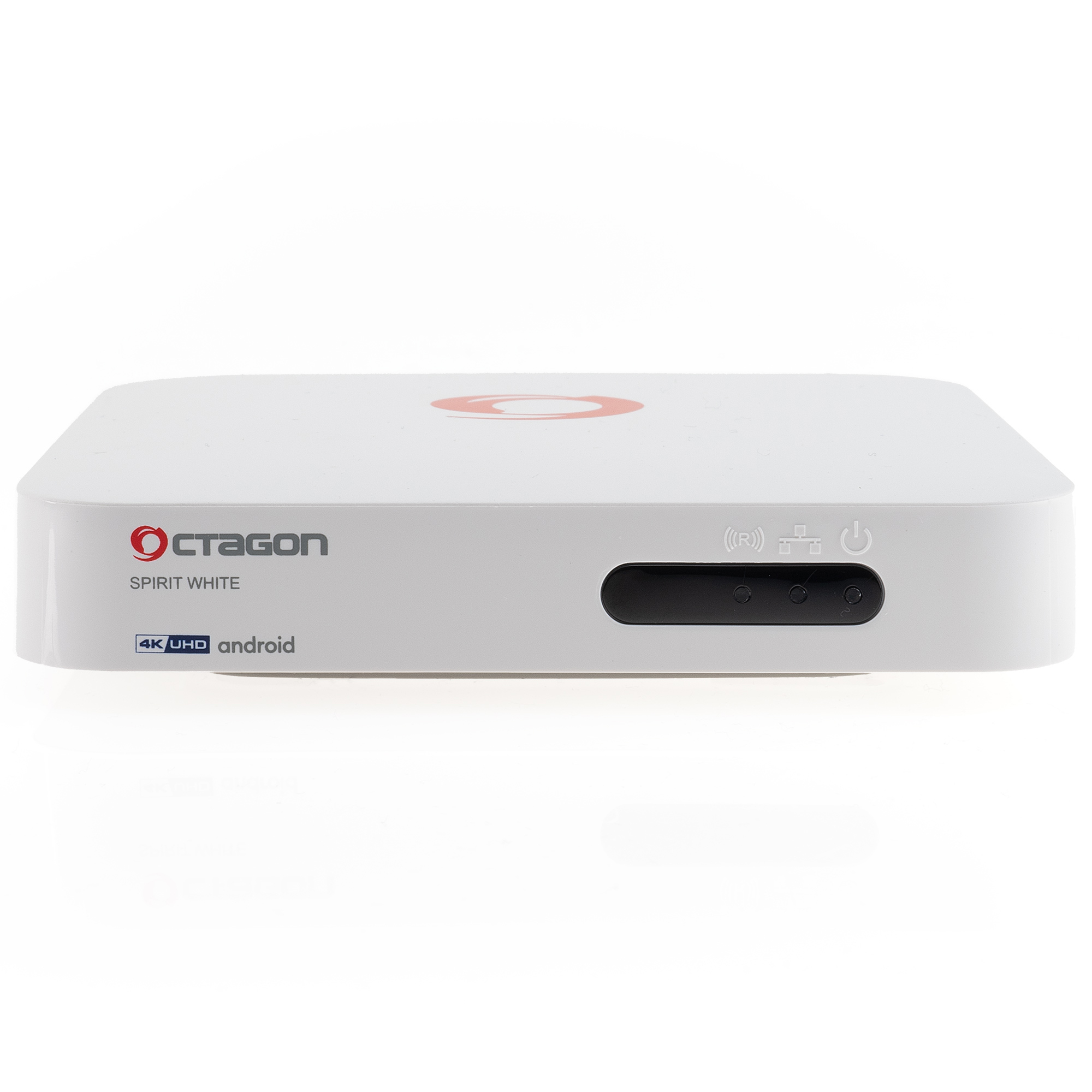 Eine weiße Octagon Spirit White Android TV Box, mit Logos und Tasten, auf weißem Hintergrund.