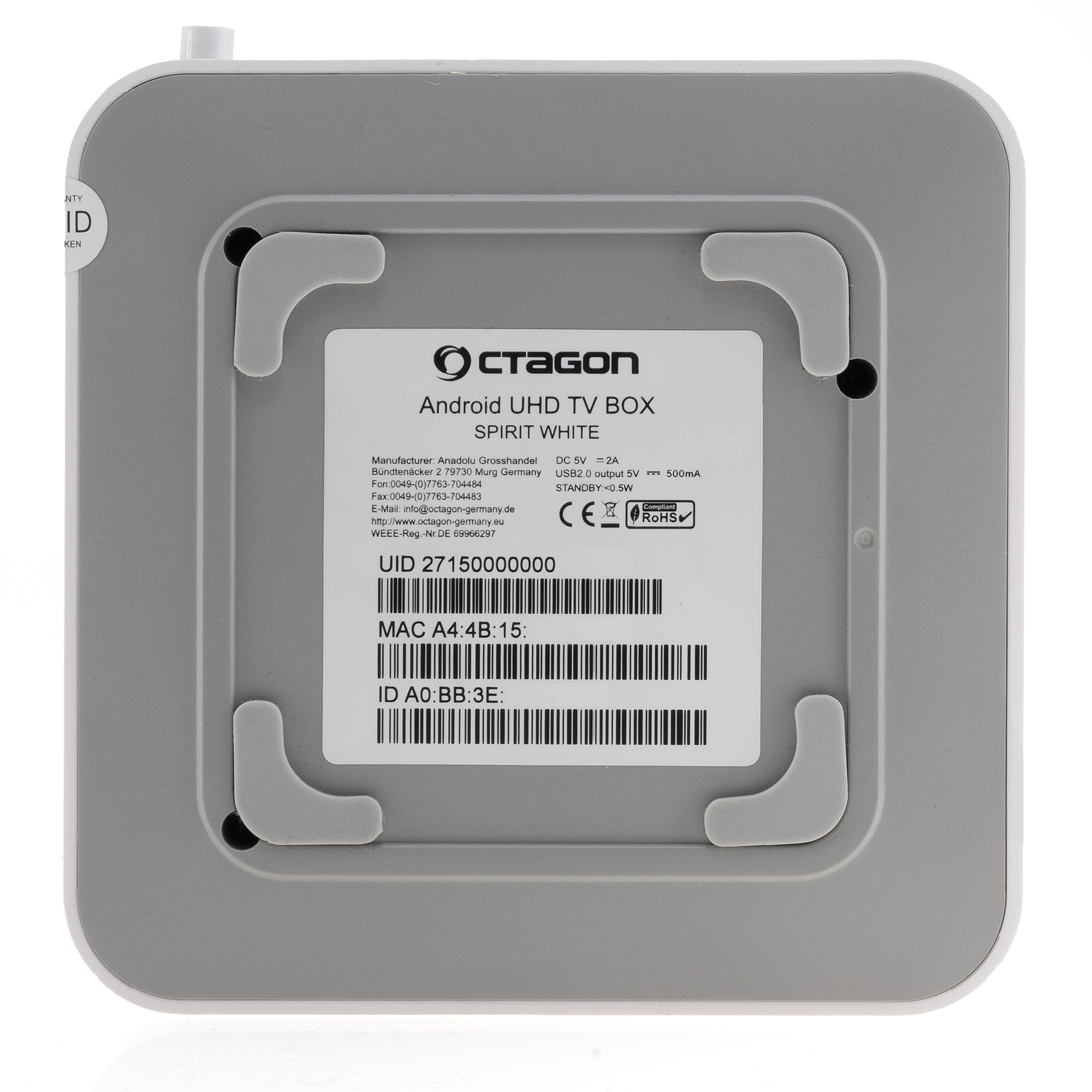Die Unterseite einer Octagon Android TV-Box. Sie hat Etiketten und eine Seriennummer.