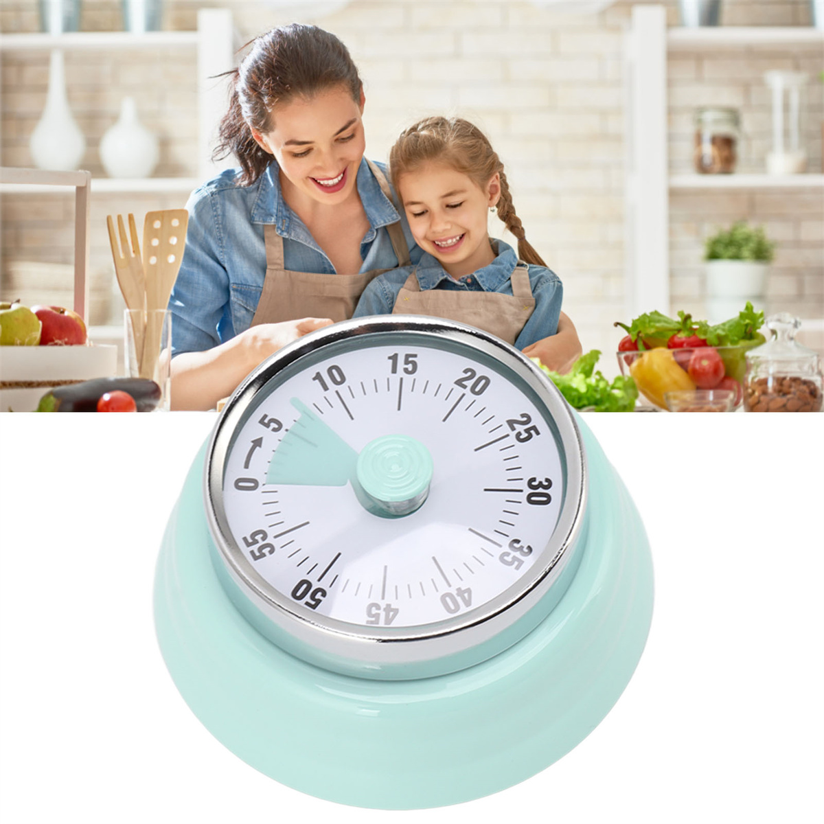 Ein türkisfarbener Küchentimer mit einer Frau und einem Kind im Hintergrund. Die Zeit ist auf 5 Minuten eingestellt.