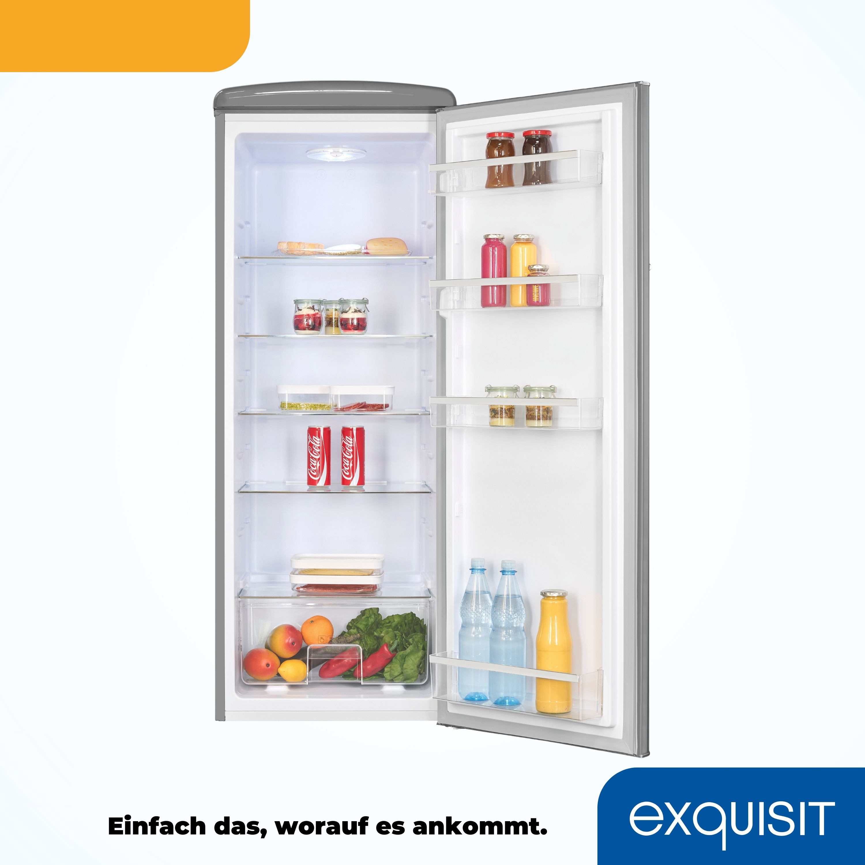 Offener Kühlschrank mit Lebensmitteln. Glasböden und ein weißer Hintergrund.