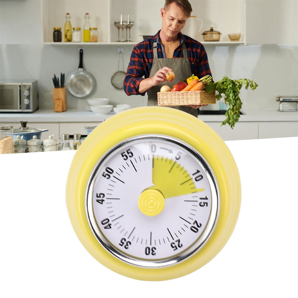 Ein gelber Küchentimer mit weißem Zifferblatt, der Zeit anzeigt. Eine Person im Hintergrund.