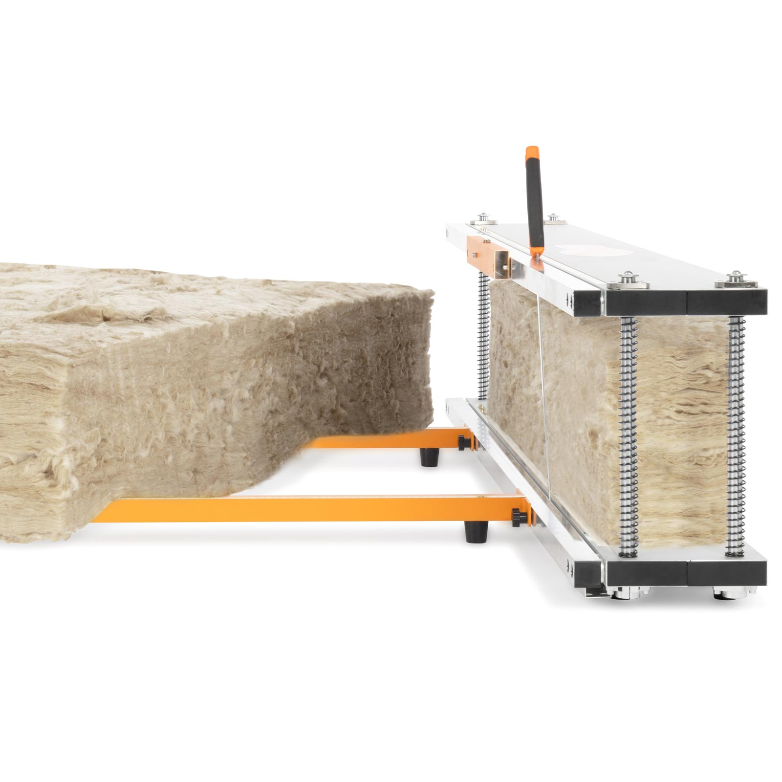 Maschine, die Isoliermaterial schneidet. Hat orangefarbene Stützen und ein Metallschneideteil.
