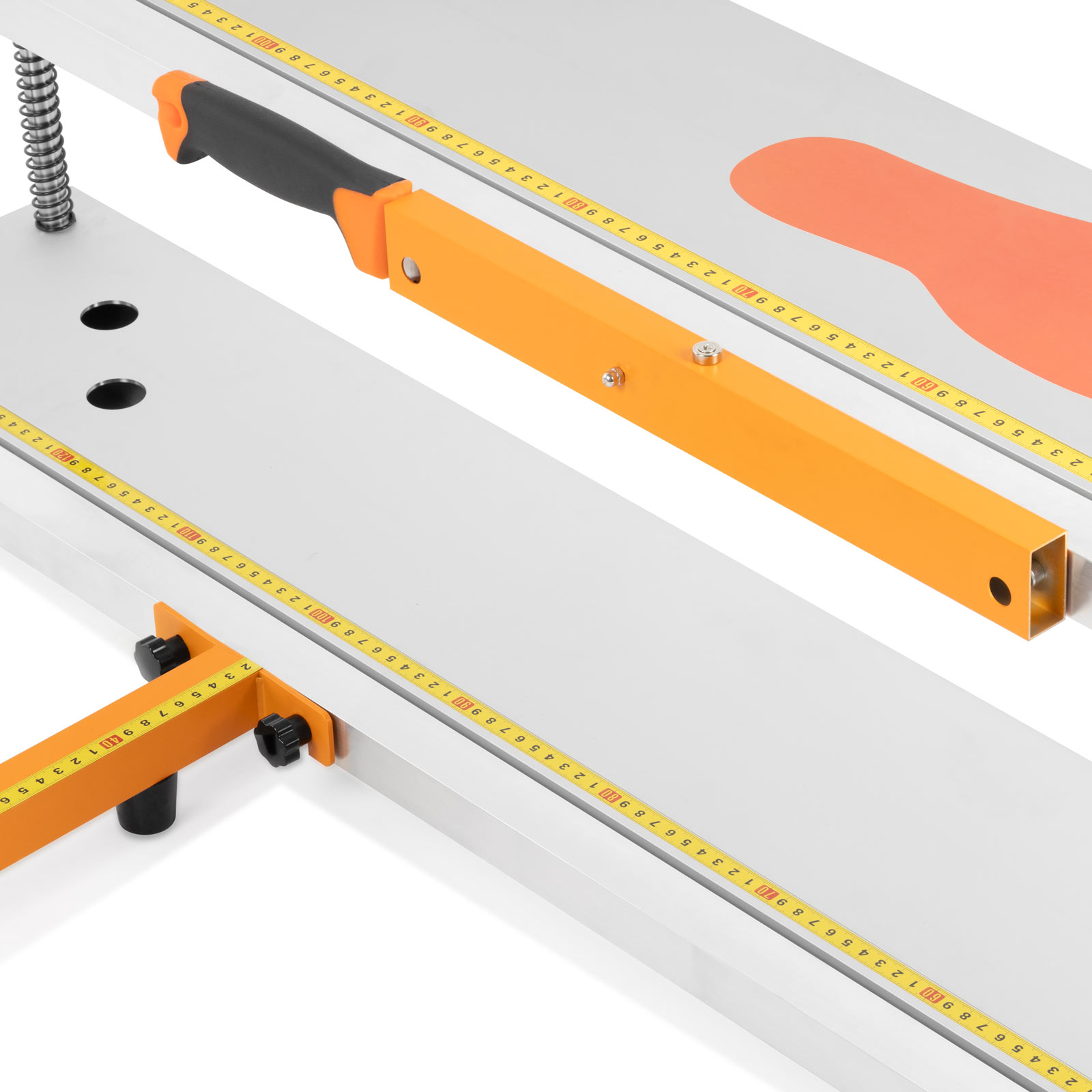 Metallsäge mit orangefarbenen Führungen und schwarzem Griff. Lineale auf der Oberfläche.