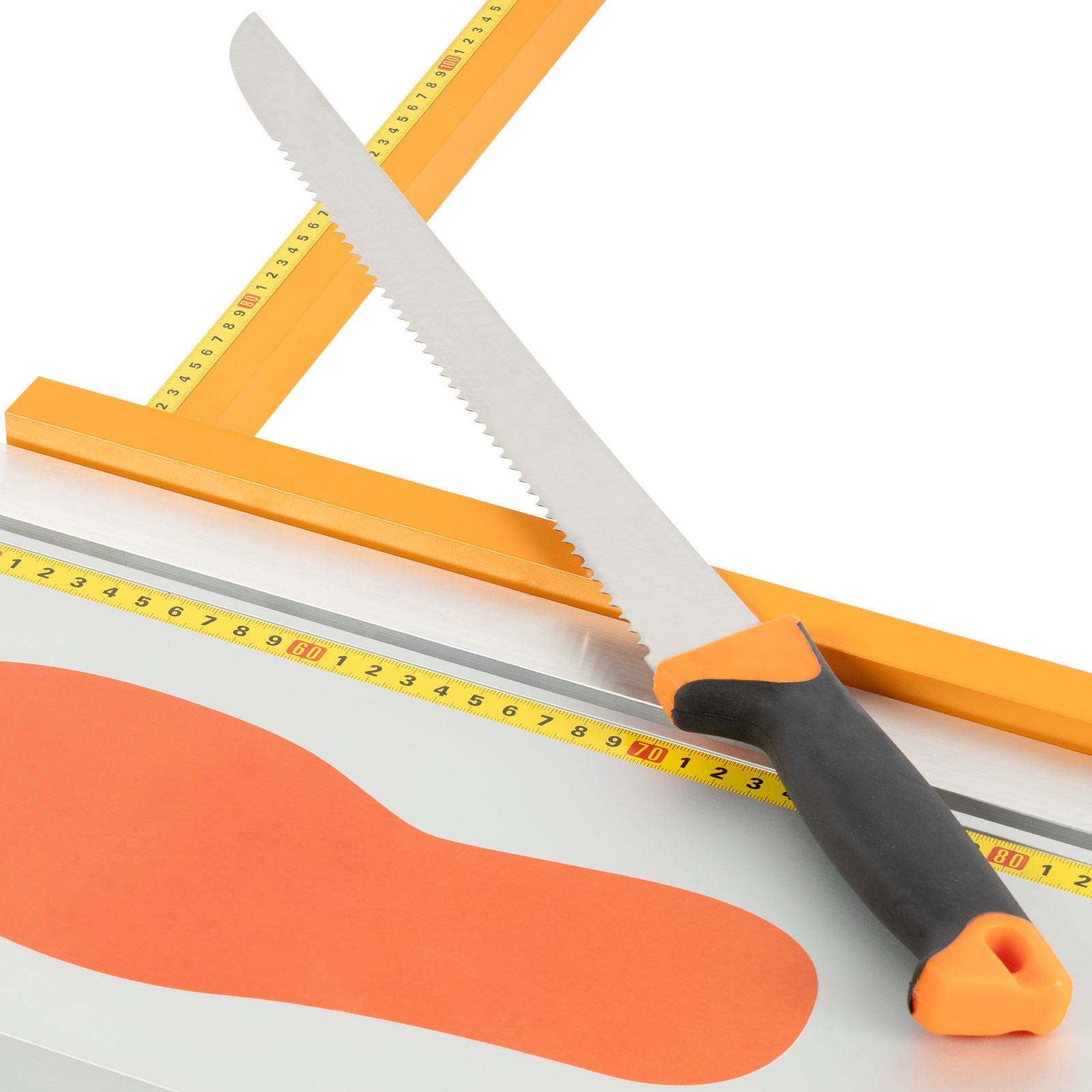 Ein gezahntes Messer liegt auf einer Messfläche mit einer orangenen Schablone. Gelbe Messwerkzeuge im Hintergrund.
