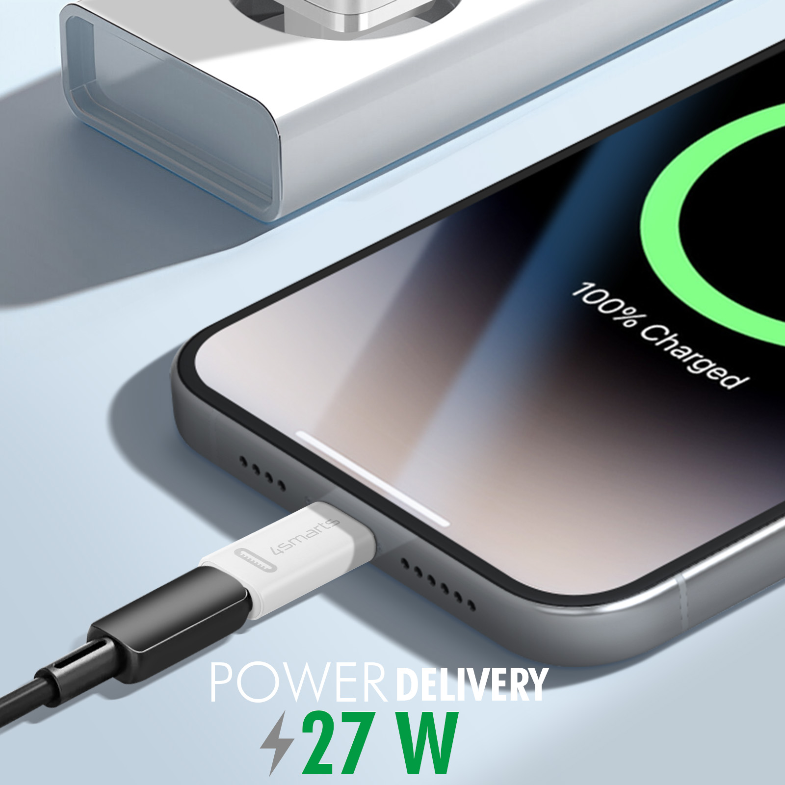 Un téléphone en charge. Le téléphone est connecté à un chargeur. Il affiche 100% chargé.