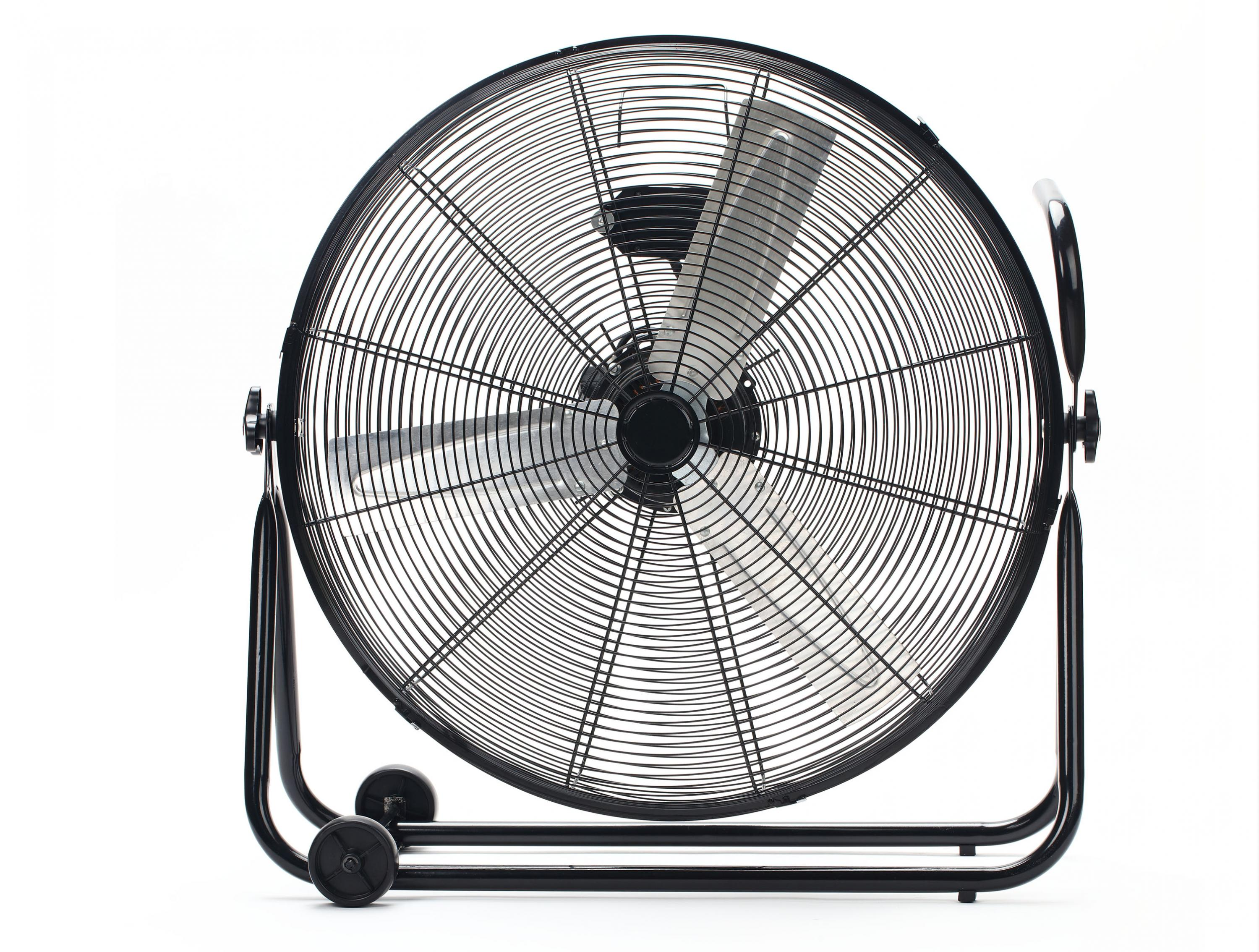 Gran ventilador negro sobre ruedas. Tiene una rejilla protectora de metal y aspas dentro.