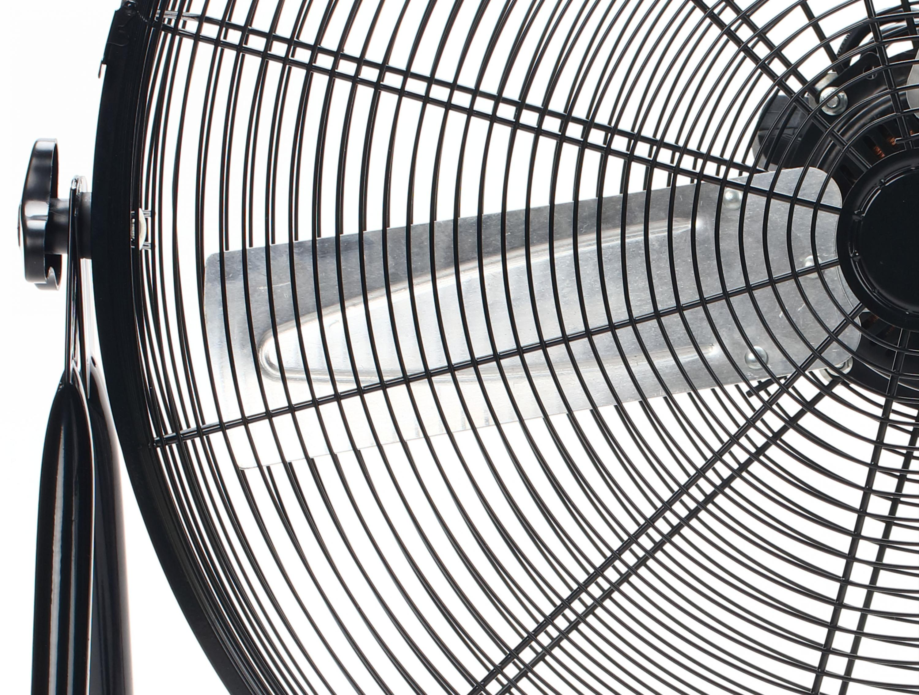 Primer plano de un ventilador negro con rejilla metálica. El ventilador está sobre fondo blanco.