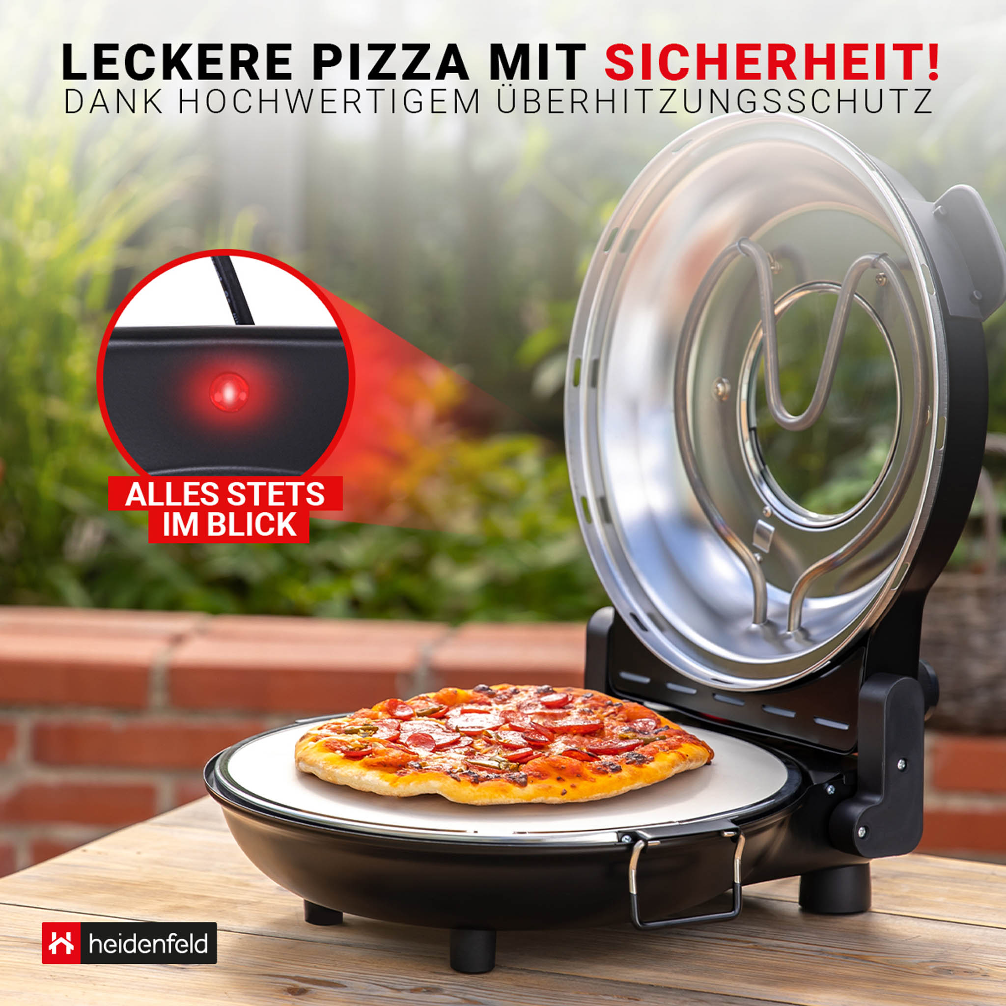 Eine Pizza in einem schwarzen Ofen mit transparentem Deckel, auf einem Holztisch.