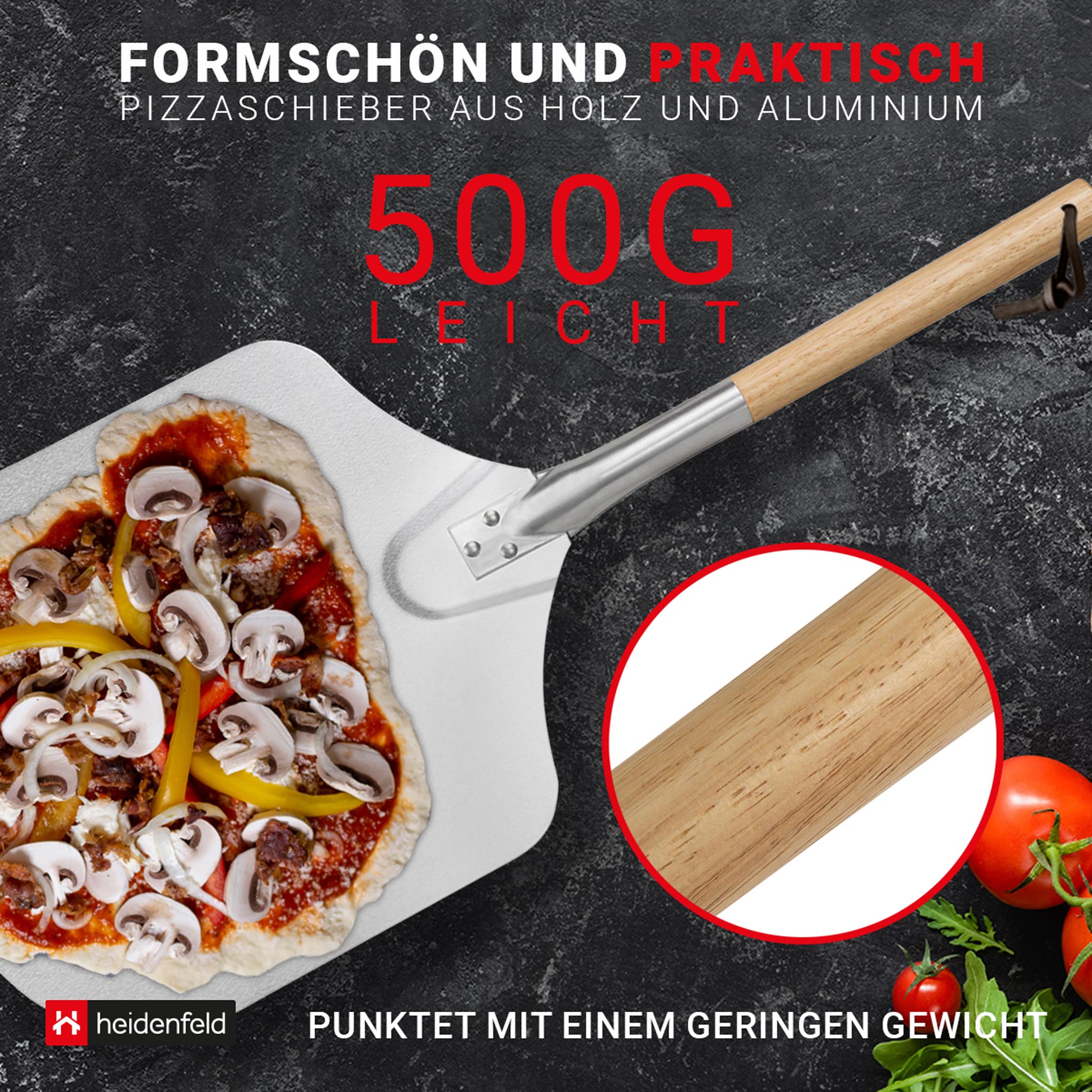 Eine Pizzaschaufel mit Pizza, Pilzen und Tomaten. Holzgriff und weiße Oberfläche.