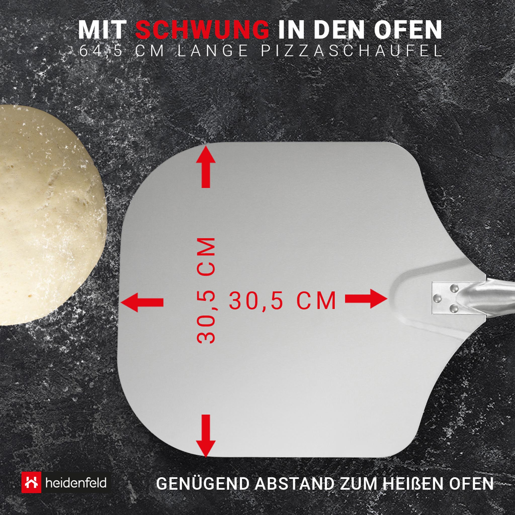 Metall-Pizzaschieber mit Maßen, Teig und Text auf dunkler Oberfläche.