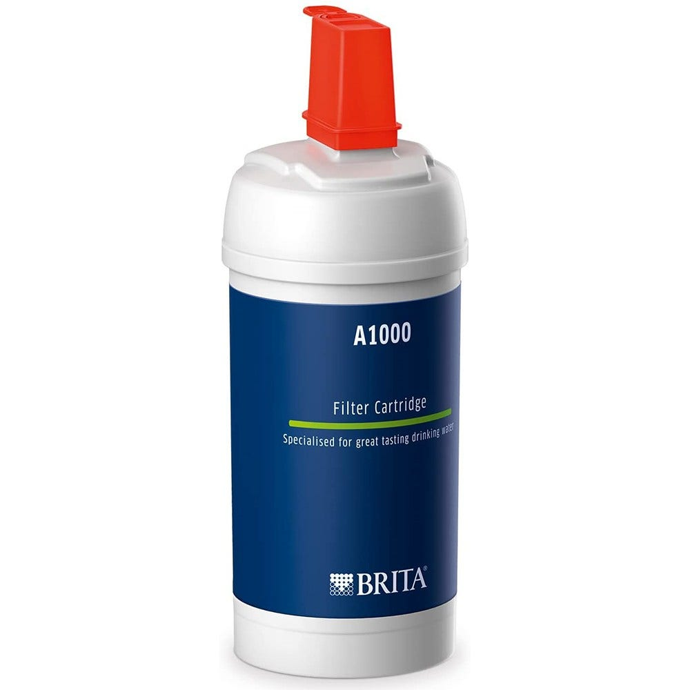 Weiße und blaue Wasserfilterpatrone mit orangefarbenem Deckel. 'A1000'-Etikett, 'BRITA'-Logo. Weißer Hintergrund.