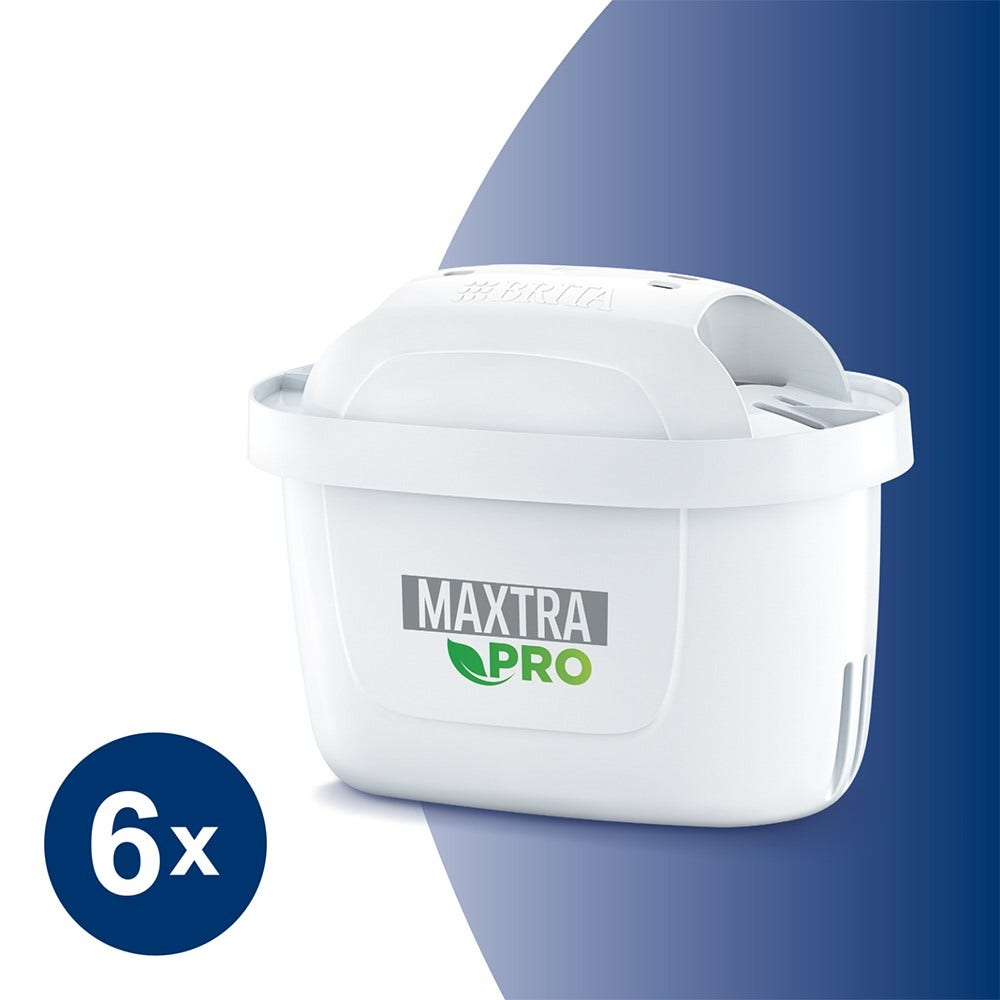 Filtro per l'acqua Brita Maxtra Pro bianco, con sfondo blu e bianco e etichetta '6x'.