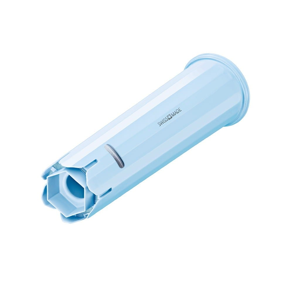 Hellblauer Wasserfilter. Er ist zylindrisch und hat ein einzigartiges Schlitzdesign an der Basis.