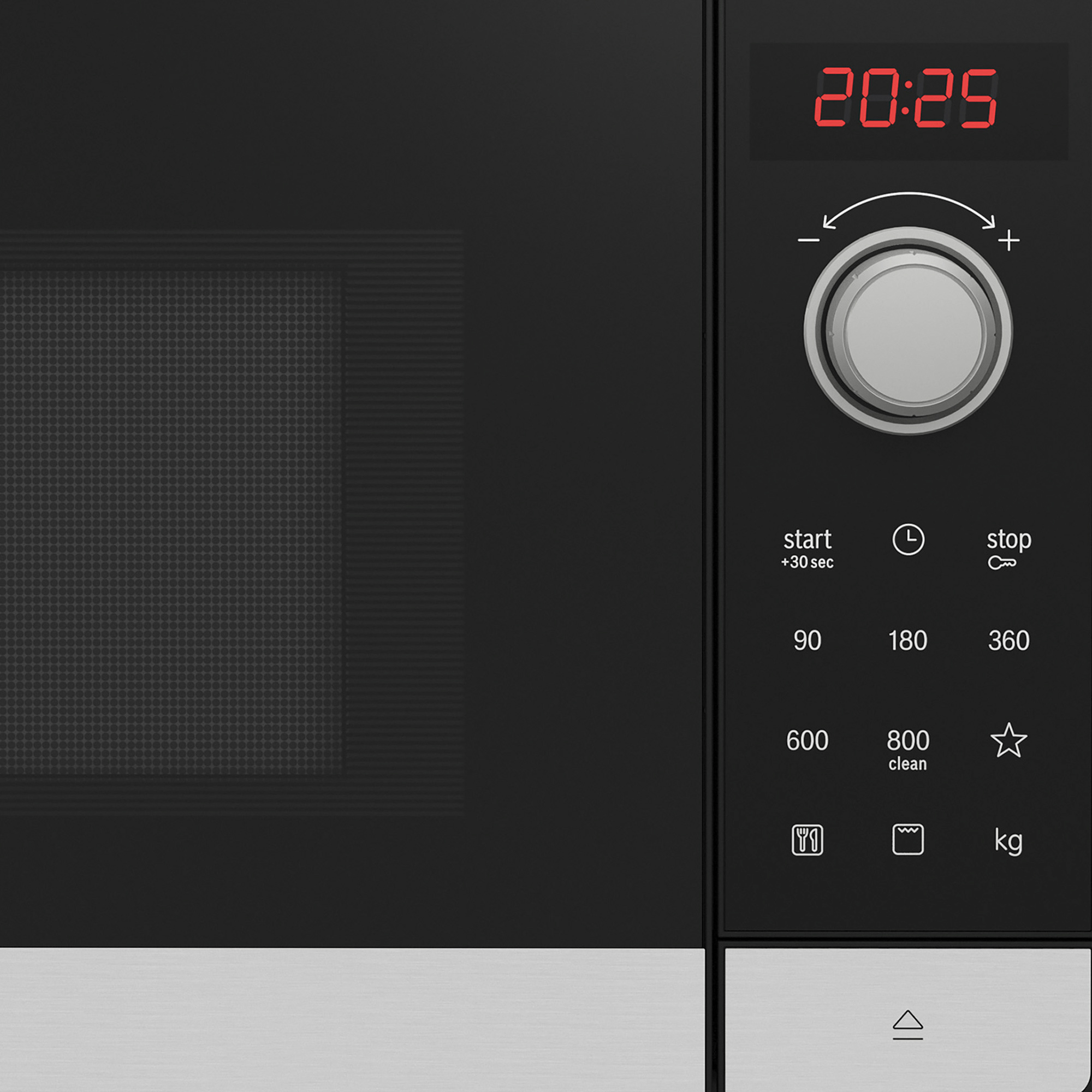 Zbliżenie czarnego panelu sterowania kuchenki mikrofalowej z wyświetlaczem 20:25.