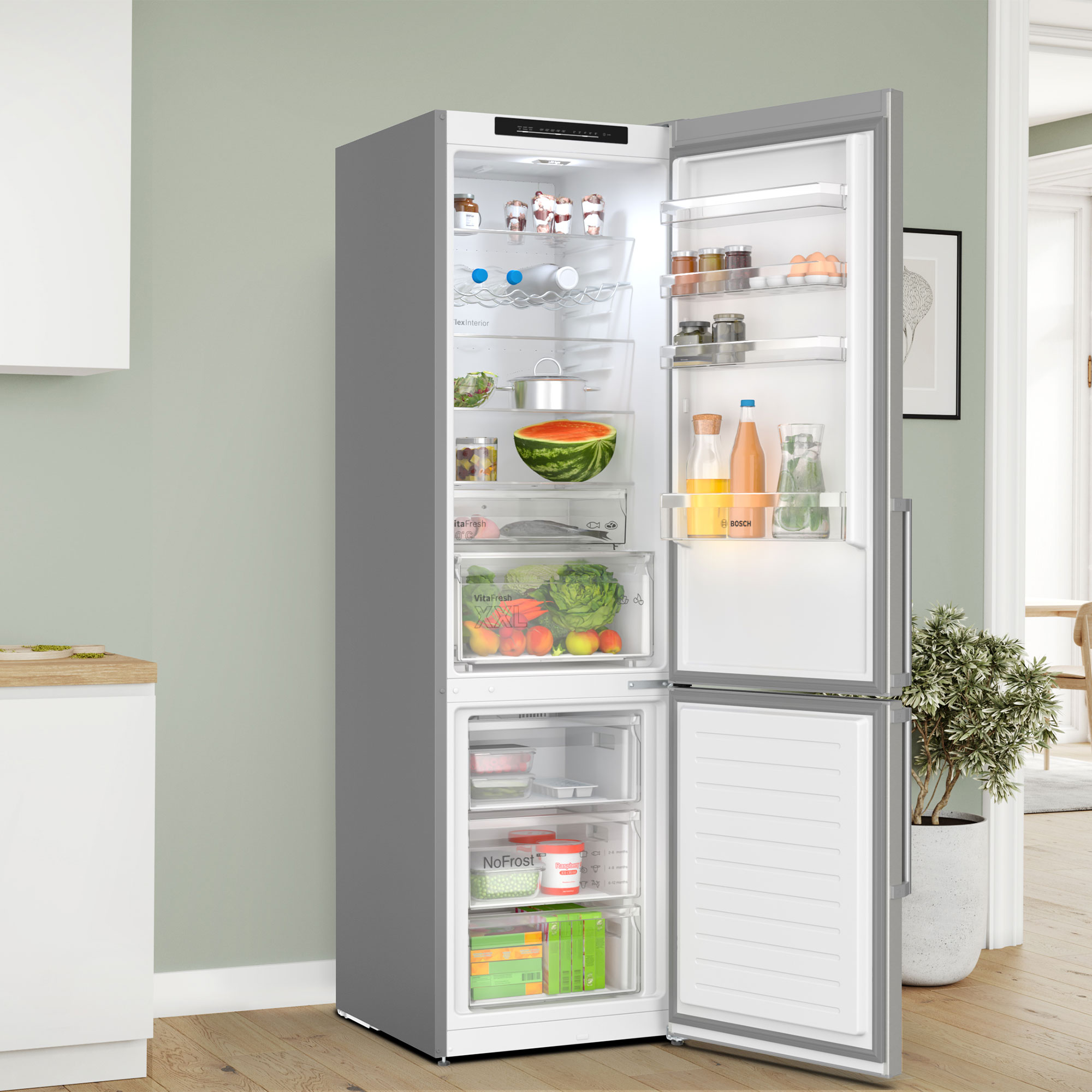 Ein Kühlschrank mit offener Tür, gefüllt mit Lebensmitteln. Der Kühlschrank ist silberfarben.