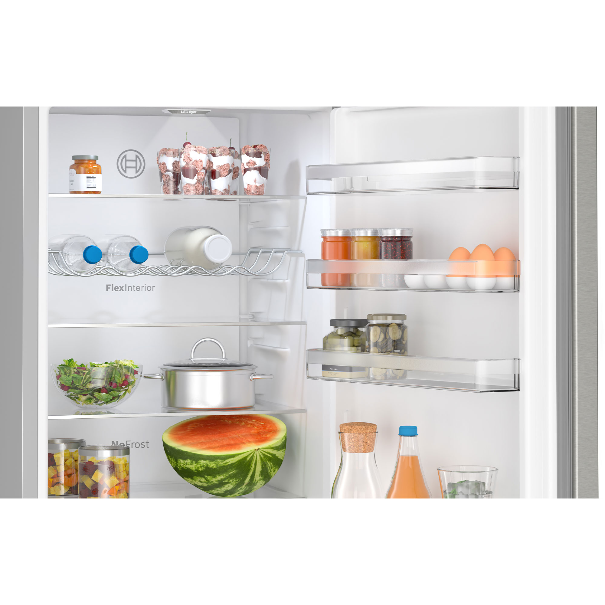 Offener Kühlschrank mit Regalen voller Lebensmittel, darunter Flaschen, Eier und eine Wassermelone.