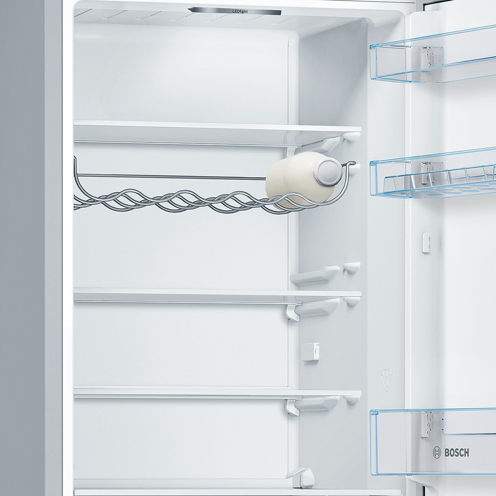 Ein offener Kühlschrank mit Regalen und einer Milchflasche.