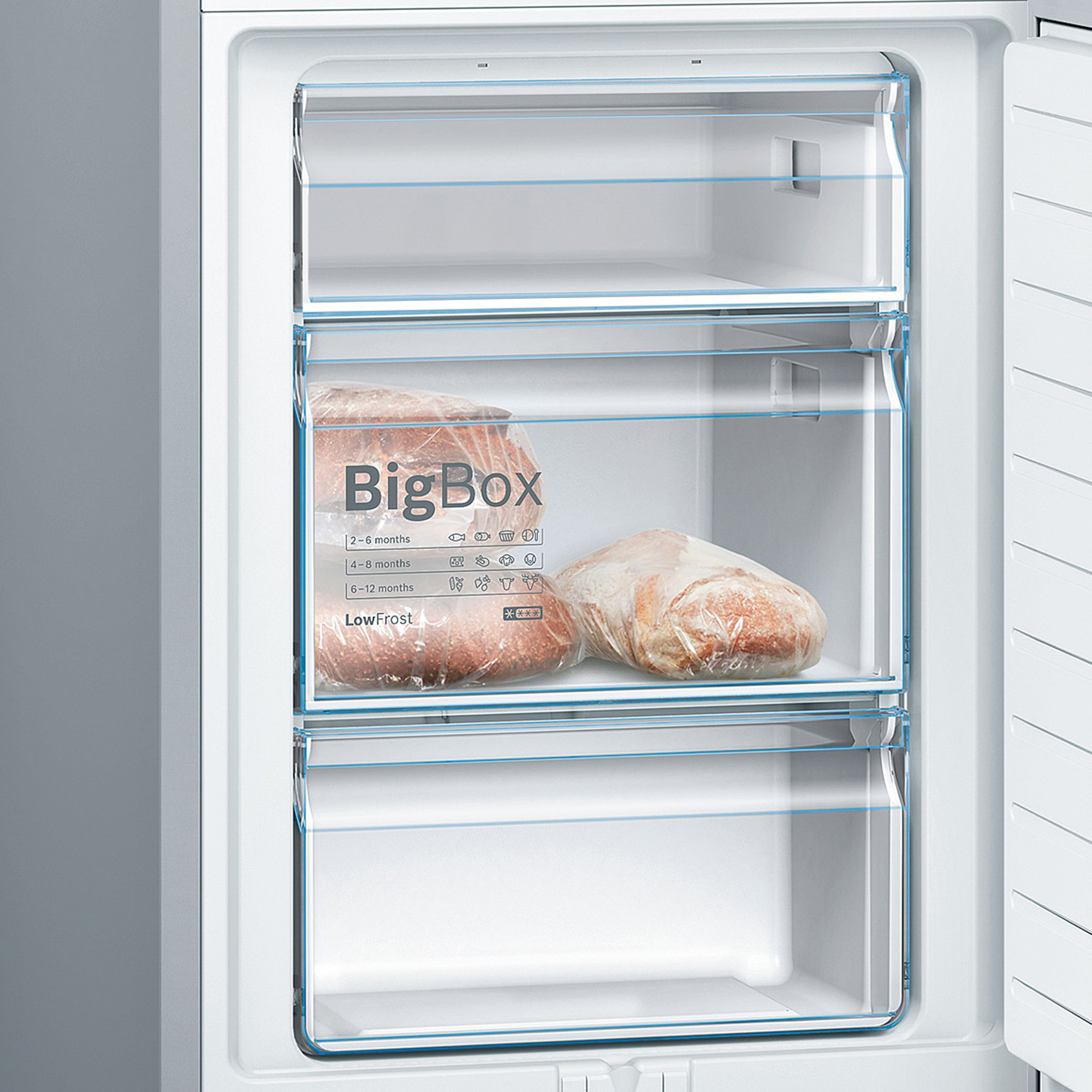 Ein offener weißer Gefrierschrank mit drei Schubladen, zwei mit Tiefkühlprodukten.