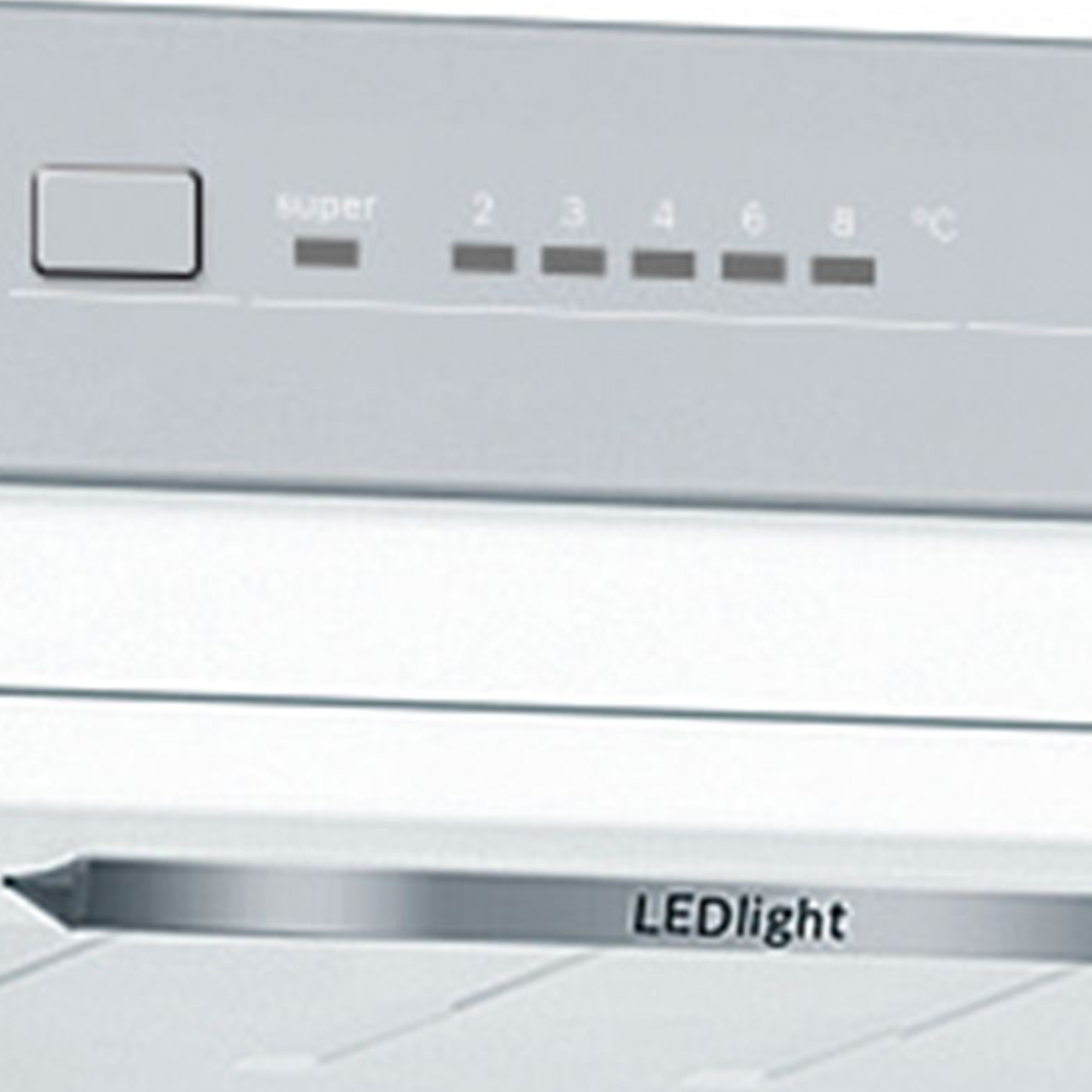 Nahaufnahme eines Kühlschrankbedienfelds mit Temperatureinstellungen und LED-Anzeige.