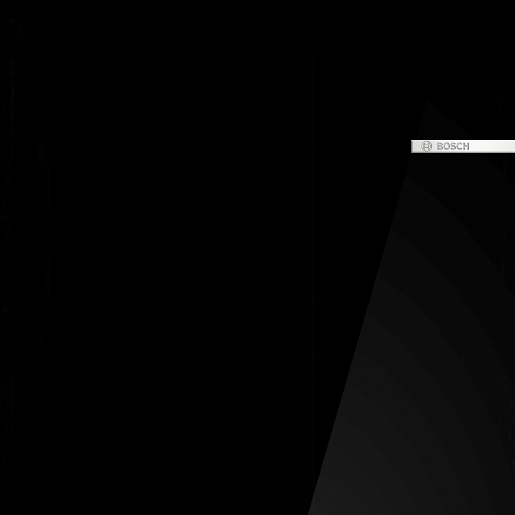 Czarna, błyszcząca powierzchnia z białym logo Bosch w prawym górnym rogu.