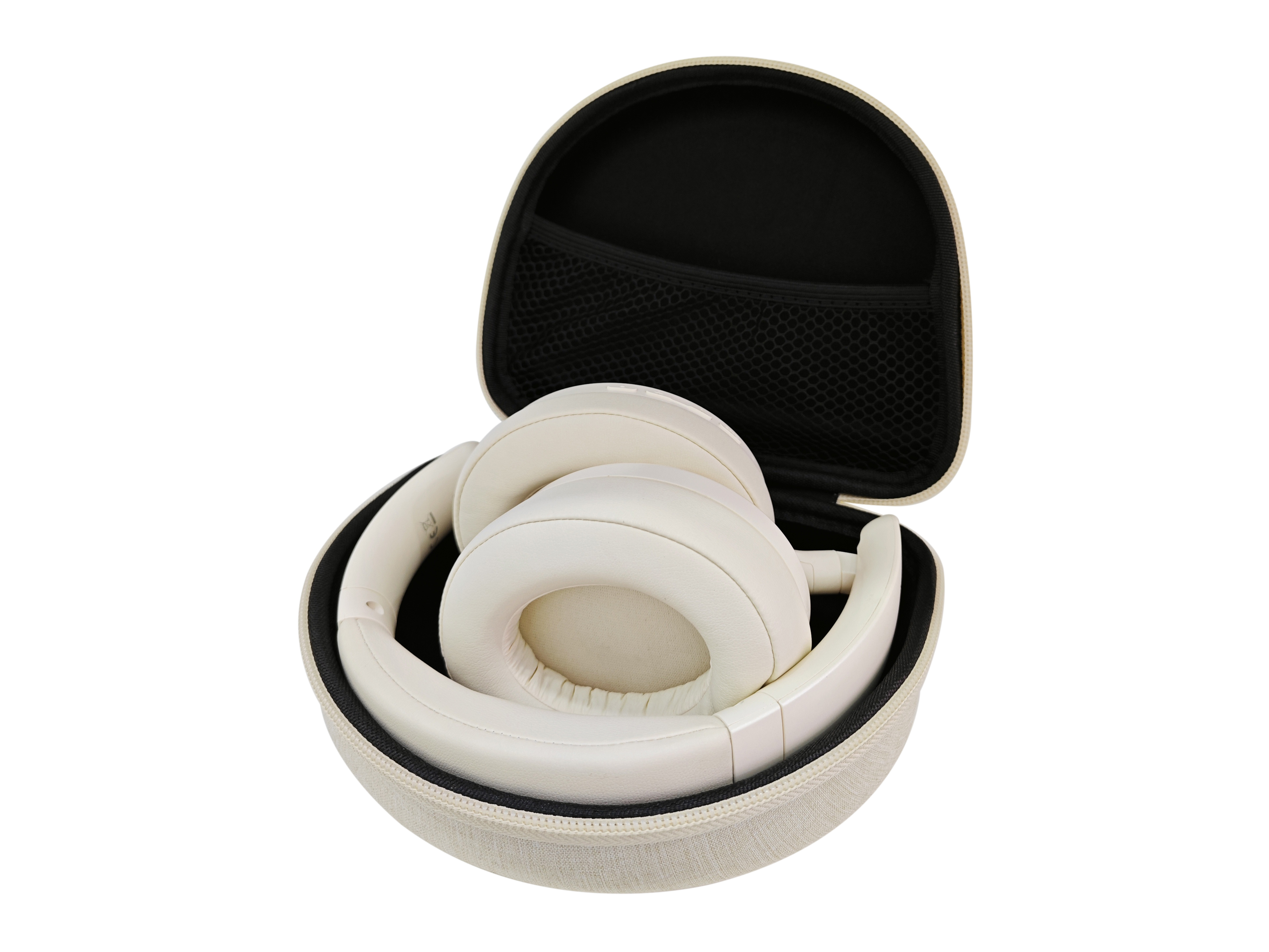 Witte koptelefoon in een open, witte case. Koptelefoon is opgevouwen.