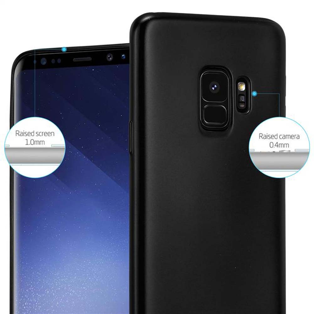 Telefono nero con custodia nera. Primo piano del telefono e fotocamera.