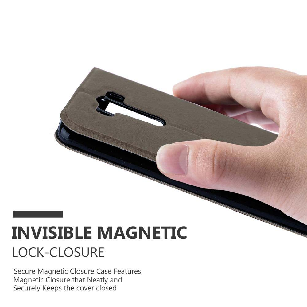 Una mano sosteniendo una funda de teléfono marrón. El texto describe el cierre magnético invisible.