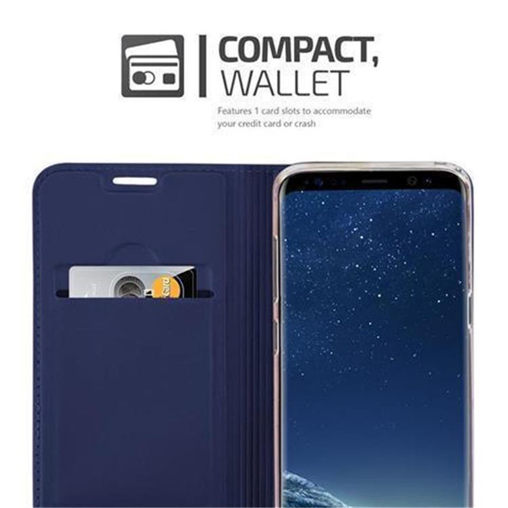 Blaue Brieftasche mit Kreditkartenfach. Ein Telefon ist darin. Weißer Hintergrund.