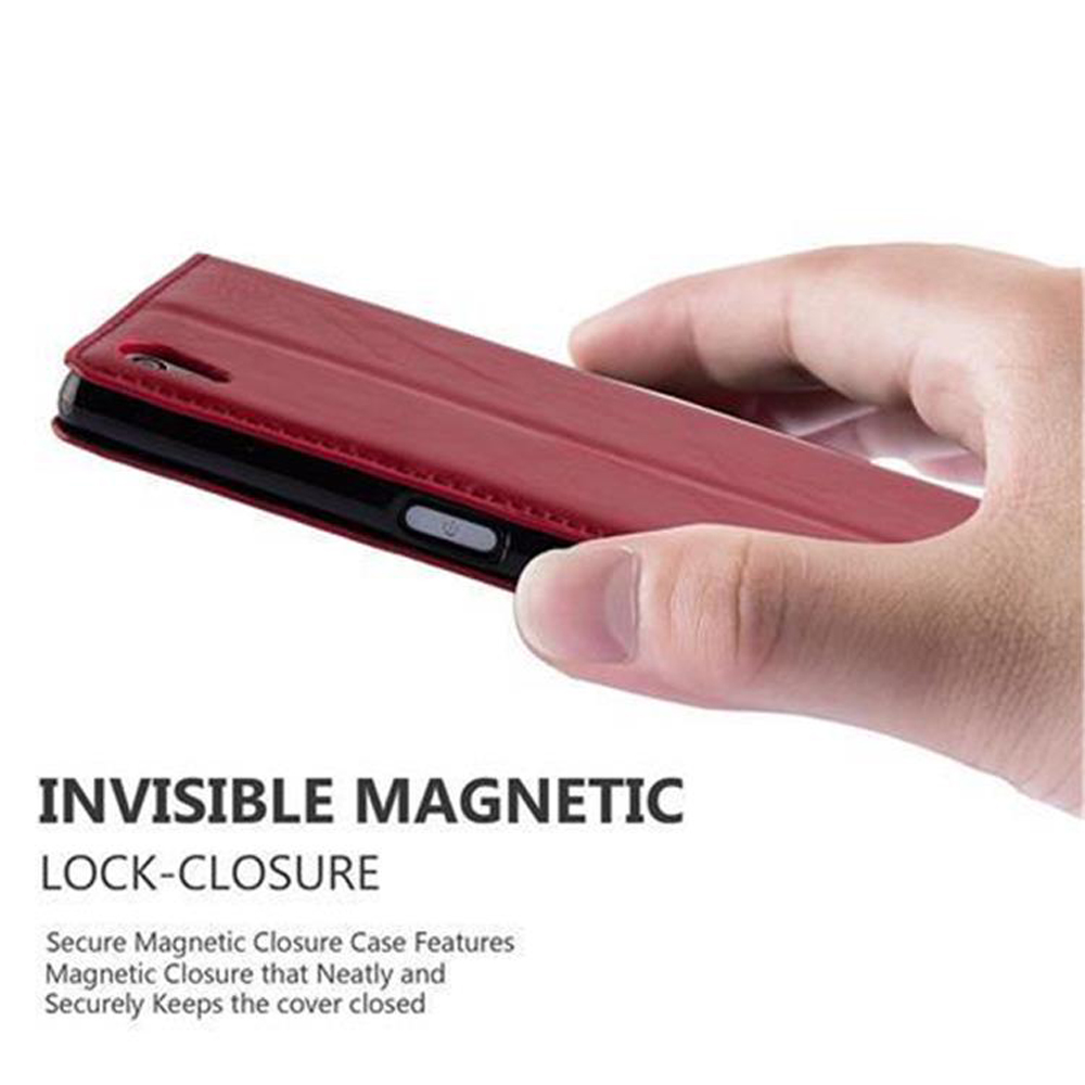 Mano sosteniendo una funda roja. Texto: 'INVISIBLE MAGNETIC LOCK-CLOSURE'.