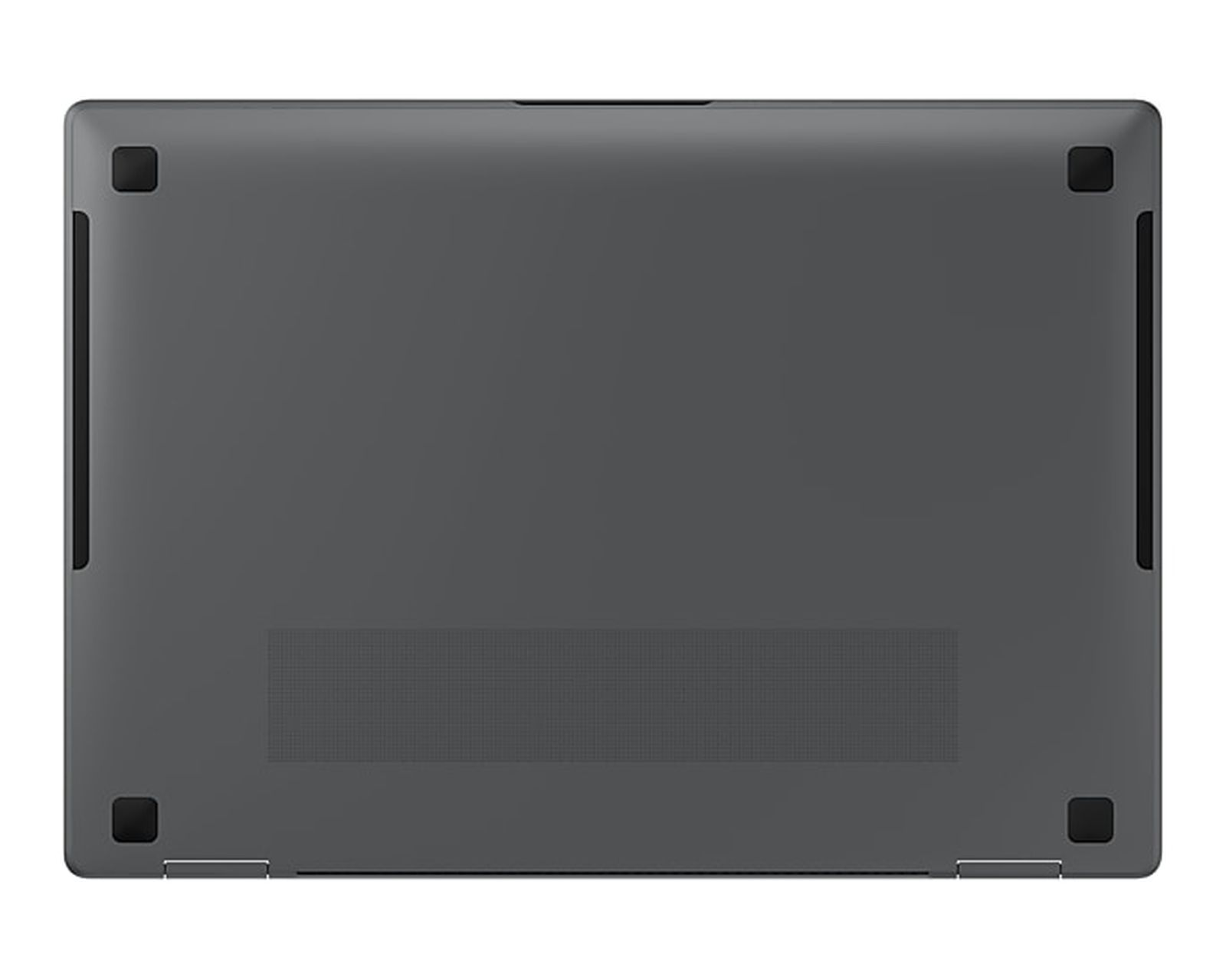 Spód ciemnoszarego laptopa. Ma cztery czarne gumowe nóżki i otwory wentylacyjne.
