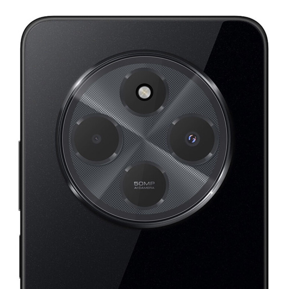 Primo piano del modulo fotocamera di un telefono nero con quattro lenti.