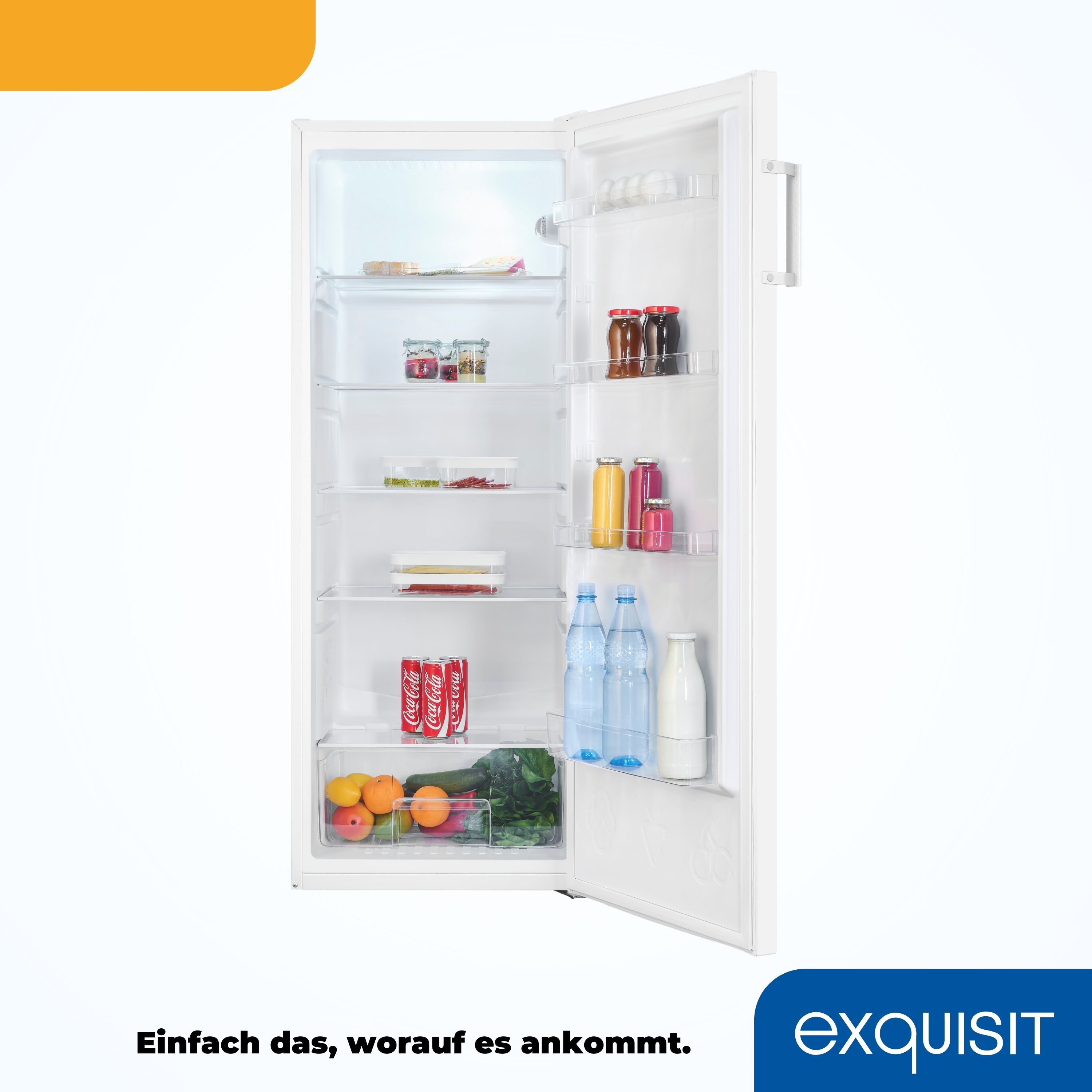 Weißer Kühlschrank geöffnet. Lebensmittel sind in den Regalen sichtbar, darunter Getränke und Obst.