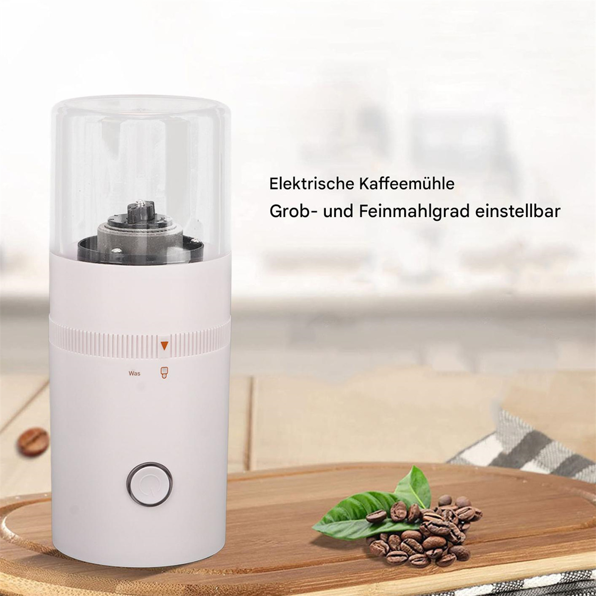 Weißer elektrischer Kaffeemühle mit durchsichtigem Deckel. Kaffeebohnen und Blätter liegen auf einer Holzoberfläche.