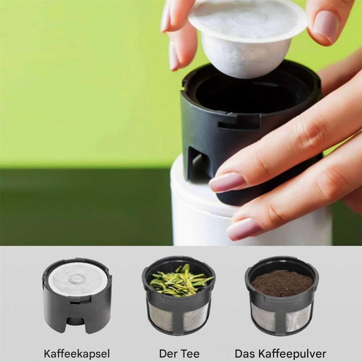 Person legt Kaffeepad in Kaffeemaschine. Drei Behälter mit Kaffee, Tee und einem Pad.