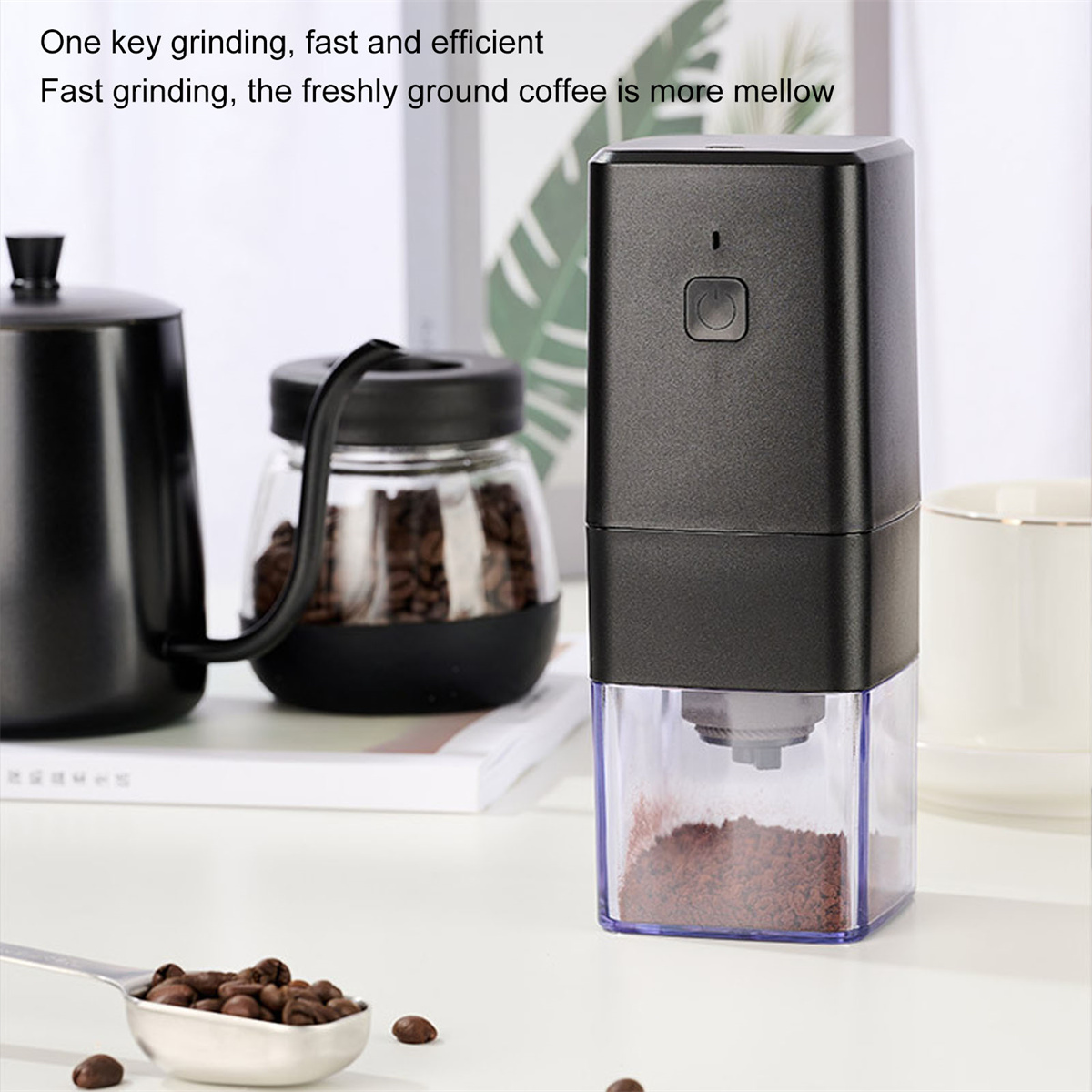 Eine schwarze Kaffeemühle mit Kaffeebohnen und gemahlenem Kaffee sichtbar. Enthält Text über wichtige Mahlfunktionen.