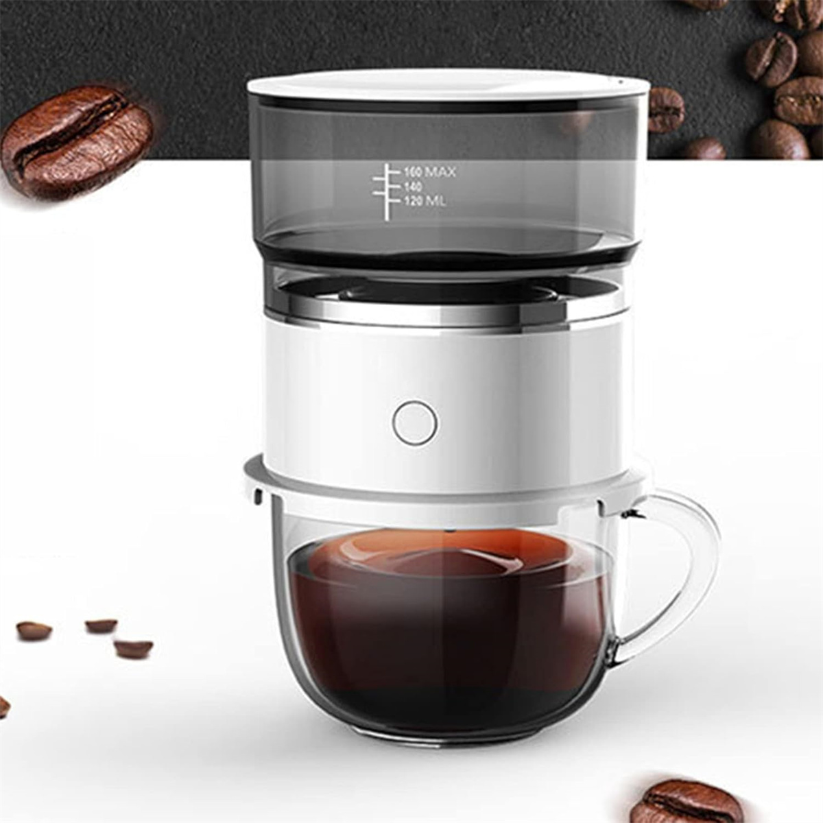 Eine Kaffeemaschine mit einer Tasse Kaffee. Kaffeebohnen liegen auf weißem Untergrund verstreut.