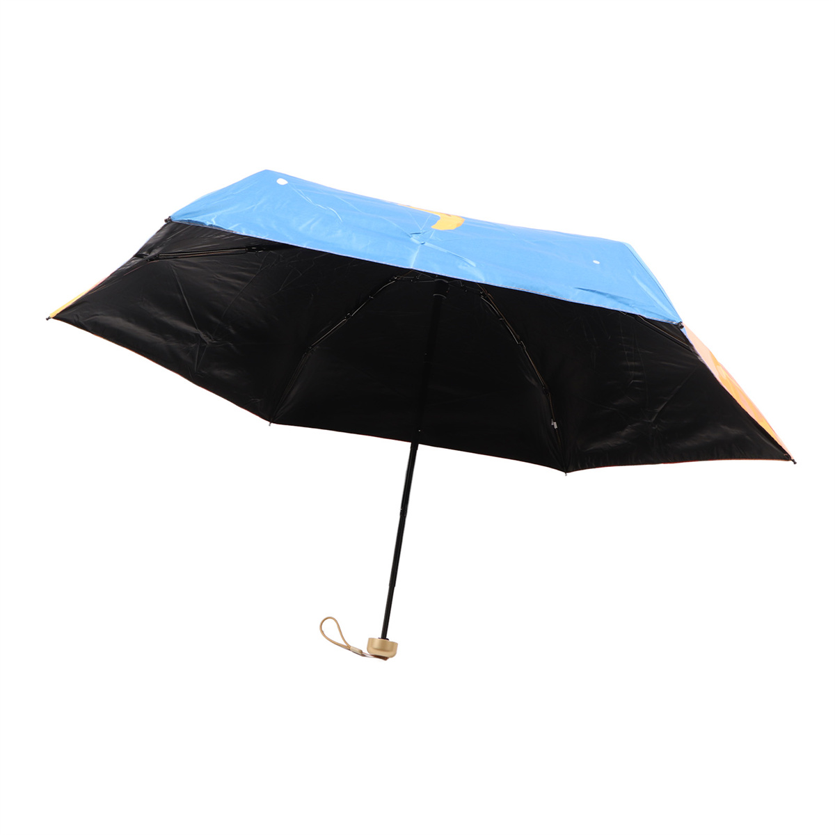 Ein offener Regenschirm mit schwarzer Oberseite und blauen Details. Der Hintergrund ist weiß.