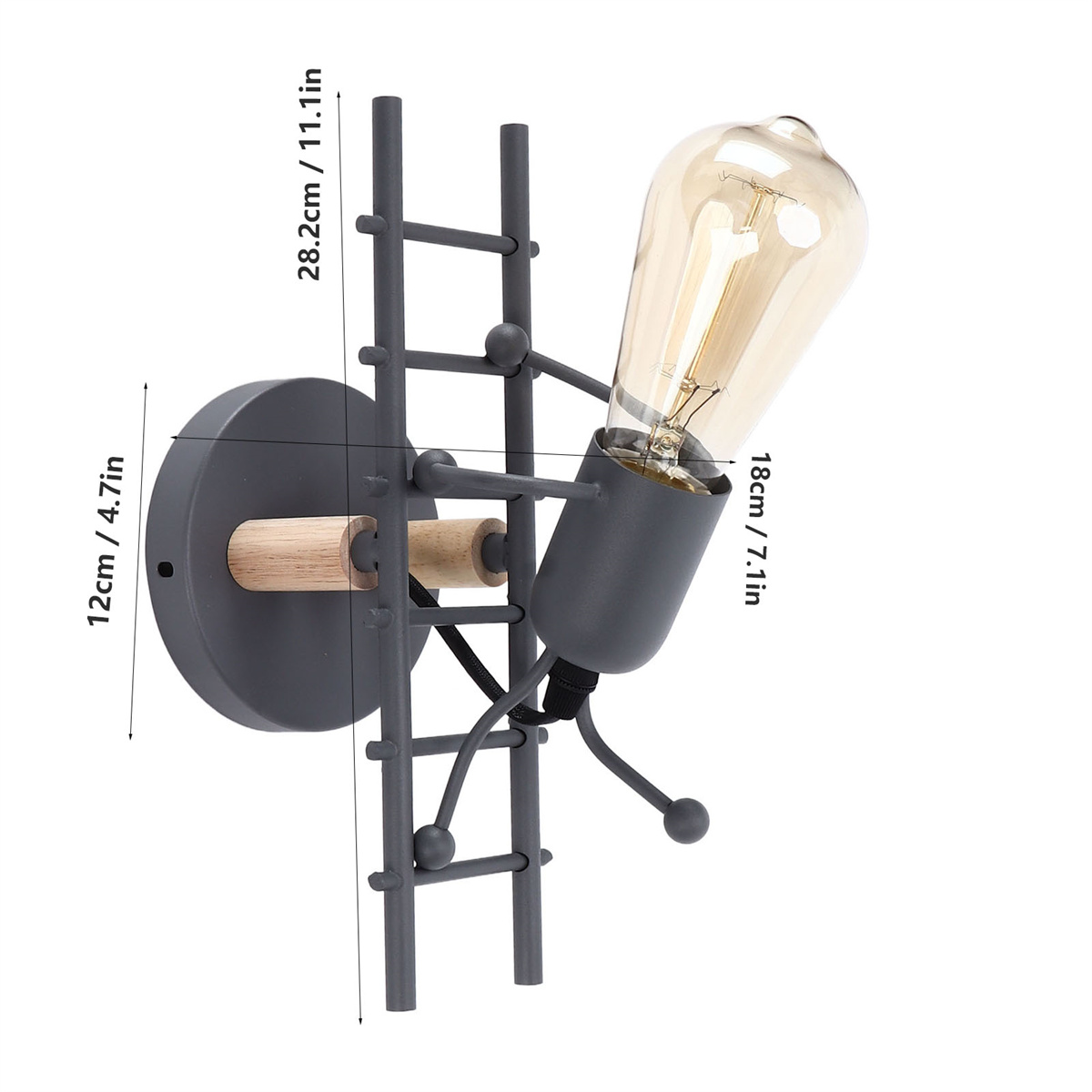 Eine einzigartige Wandlampe mit einer Glühbirne auf einer leiterartigen Struktur mit Holzakzenten.