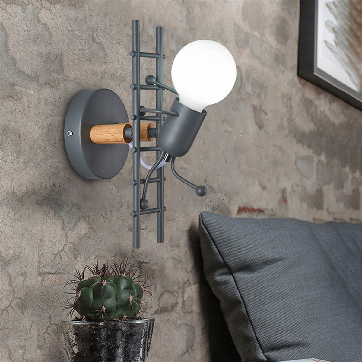 Eine Wandlampe in einem Raum, die eine Figur zeigt, die eine Leiter zur Glühbirne hinaufsteigt.