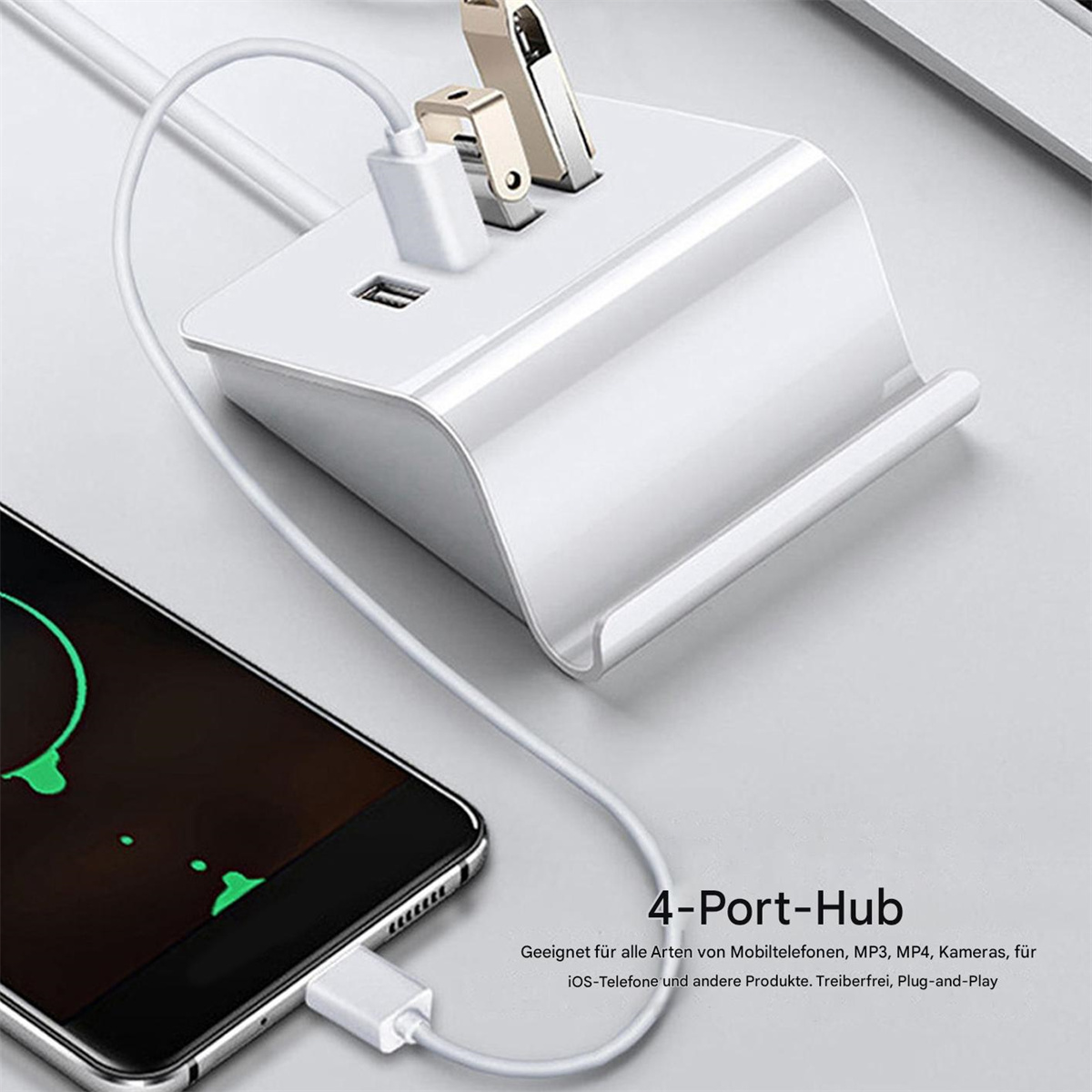 Weißer 4-Port-USB-Hub mit angeschlossenen USB-Laufwerken. Ein Smartphone ist angeschlossen. Graue Oberfläche.