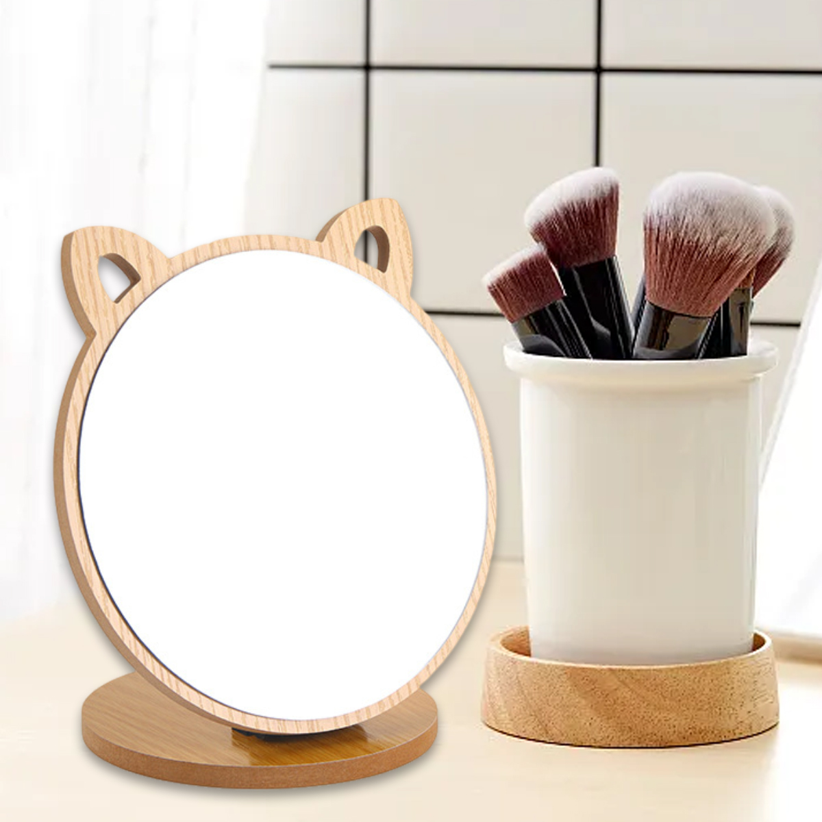Ein hölzerner, katzenohriger Spiegel mit Make-up-Pinseln in einem weißen Becher auf einem Holzständer.