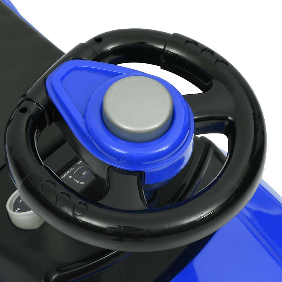 Lenkrad eines Spielzeugautos, blau und schwarz, mit grauem Knopf, auf weißem Grund.