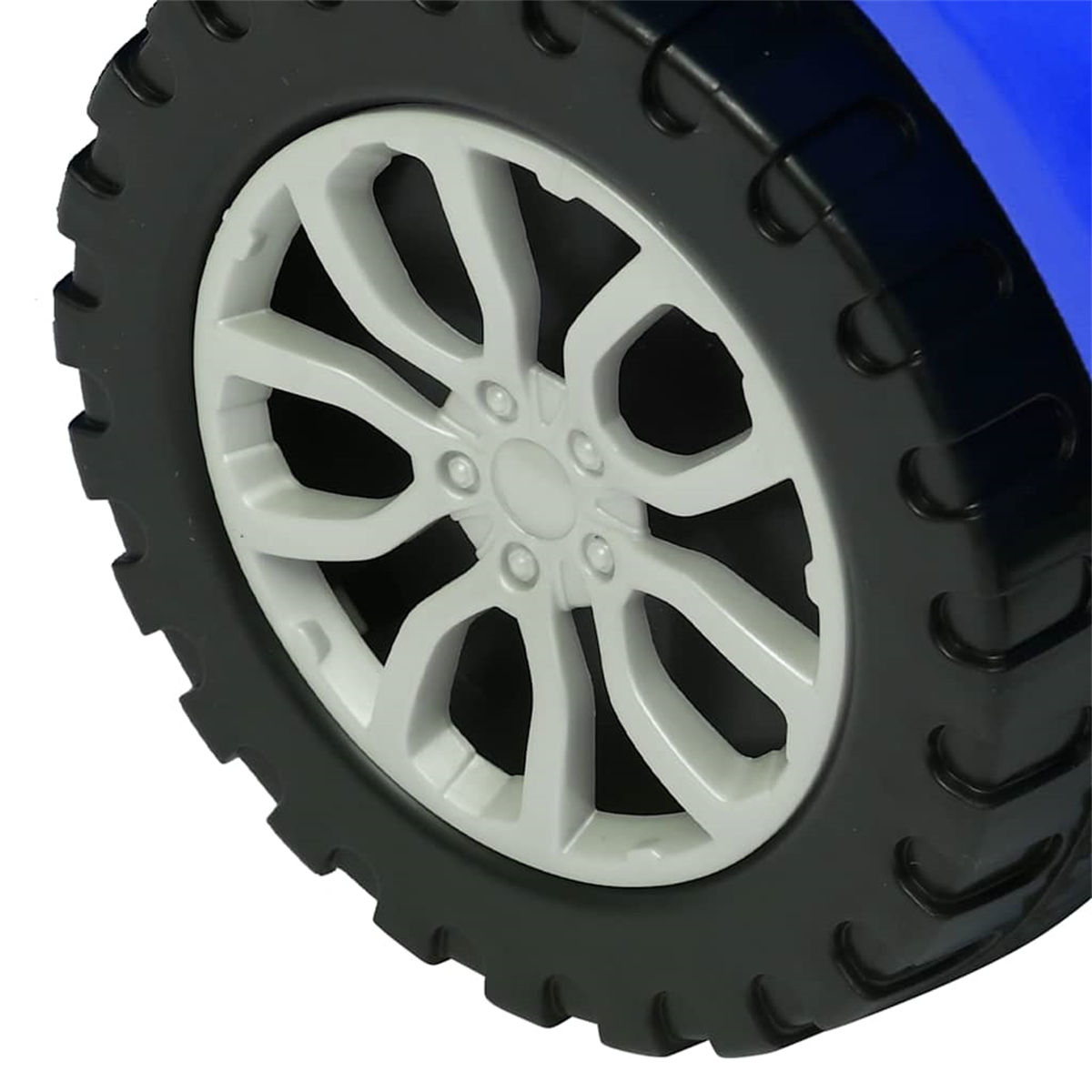 Nahaufnahme eines blauen Spielzeugauto-Rads mit weißem Speichendesign und schwarzem Reifen.